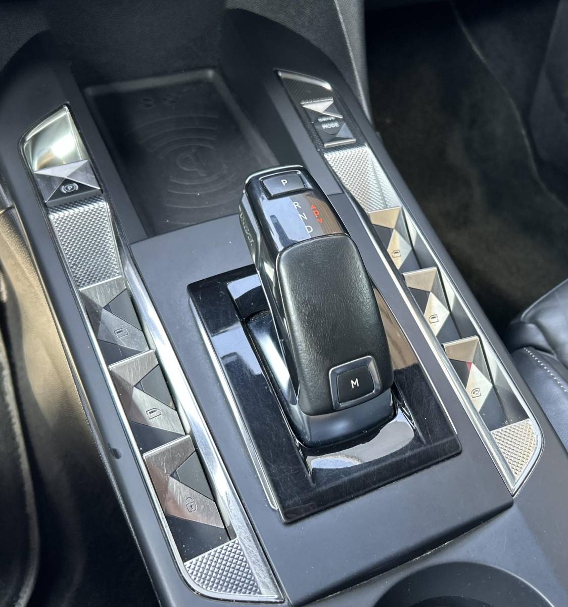 DS DS 3 DS 3 Crossback 1.2 PureTech Grand Chic 156PK | BOMVOL | AUTOMAAT | 1e Eigenaar | NL AUTO | Trekhaak | DAB+ | 18 Inch | Lederen Bekleding | Navigatie | Climate Control | Apdative Cruise Control | Head Up Display | Focal |
