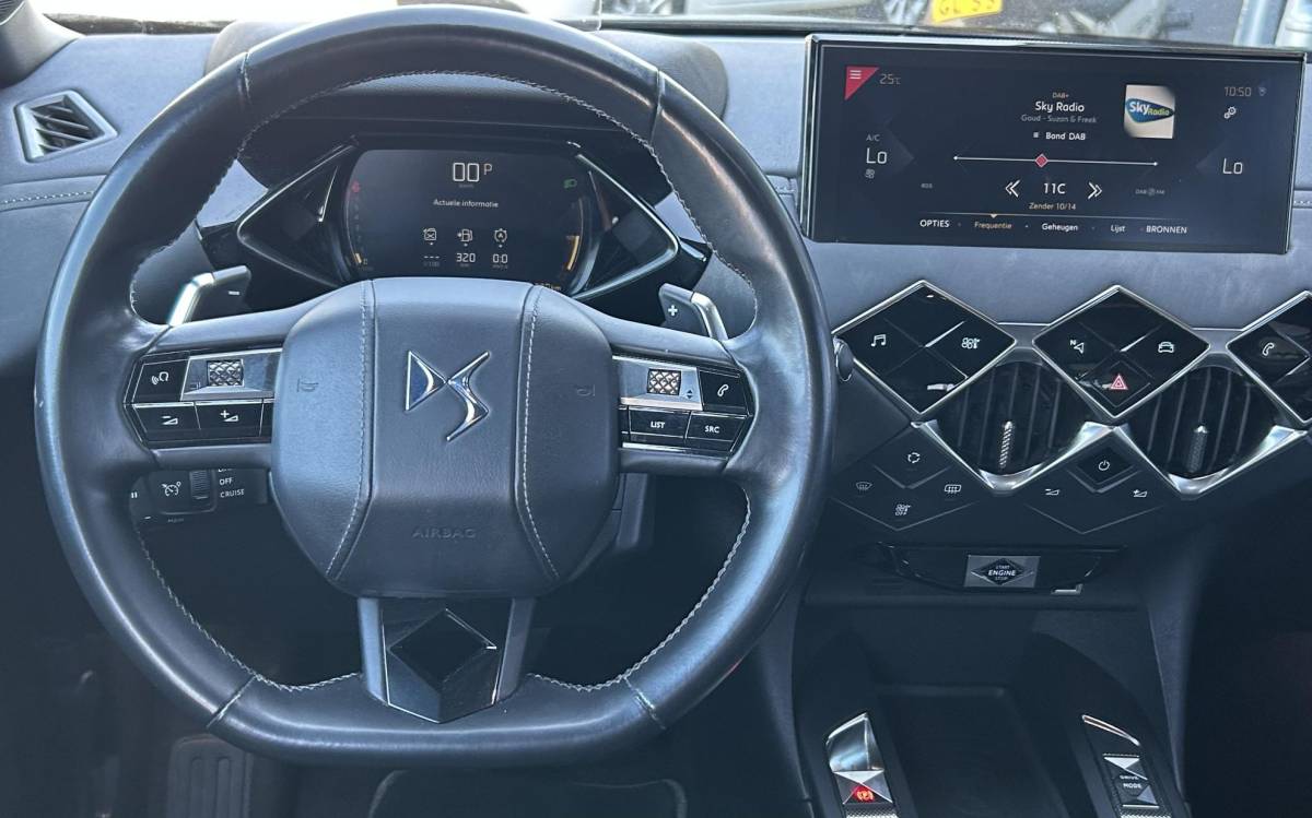 DS DS 3 DS 3 Crossback 1.2 PureTech Grand Chic 156PK | BOMVOL | AUTOMAAT | 1e Eigenaar | NL AUTO | Trekhaak | DAB+ | 18 Inch | Lederen Bekleding | Navigatie | Climate Control | Apdative Cruise Control | Head Up Display | Focal |