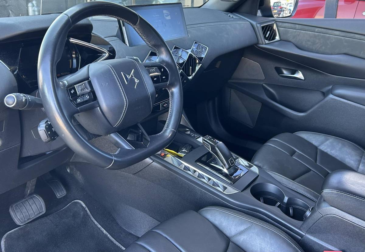 DS DS 3 DS 3 Crossback 1.2 PureTech Grand Chic 156PK | BOMVOL | AUTOMAAT | 1e Eigenaar | NL AUTO | Trekhaak | DAB+ | 18 Inch | Lederen Bekleding | Navigatie | Climate Control | Apdative Cruise Control | Head Up Display | Focal |