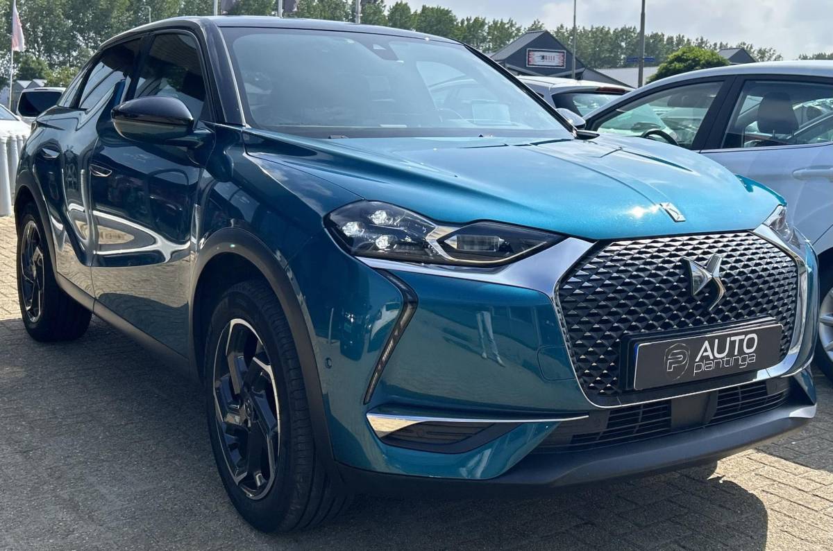 DS DS 3 DS 3 Crossback 1.2 PureTech Grand Chic 156PK | BOMVOL | AUTOMAAT | 1e Eigenaar | NL AUTO | Trekhaak | DAB+ | 18 Inch | Lederen Bekleding | Navigatie | Climate Control | Apdative Cruise Control | Head Up Display | Focal |