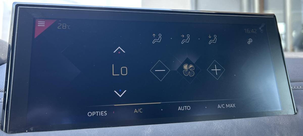 DS DS 3 DS 3 Crossback 1.2 PureTech Grand Chic 156PK | BOMVOL | AUTOMAAT | 1e Eigenaar | NL AUTO | Trekhaak | DAB+ | 18 Inch | Lederen Bekleding | Navigatie | Climate Control | Apdative Cruise Control | Head Up Display | Focal |