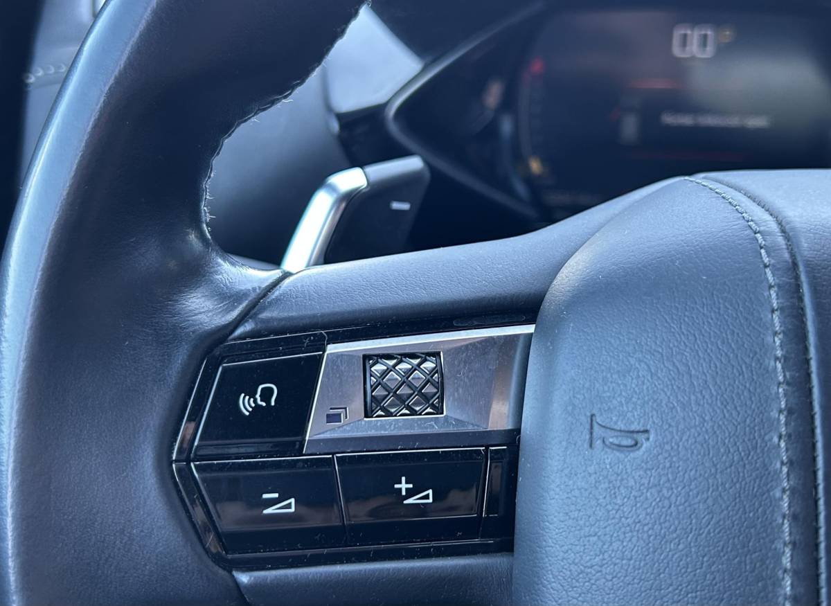 DS DS 3 DS 3 Crossback 1.2 PureTech Grand Chic 156PK | BOMVOL | AUTOMAAT | 1e Eigenaar | NL AUTO | Trekhaak | DAB+ | 18 Inch | Lederen Bekleding | Navigatie | Climate Control | Apdative Cruise Control | Head Up Display | Focal |