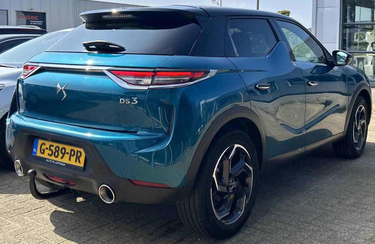 DS DS 3 DS 3 Crossback 1.2 PureTech Grand Chic 156PK | BOMVOL | AUTOMAAT | 1e Eigenaar | NL AUTO | Trekhaak | DAB+ | 18 Inch | Lederen Bekleding | Navigatie | Climate Control | Apdative Cruise Control | Head Up Display | Focal |