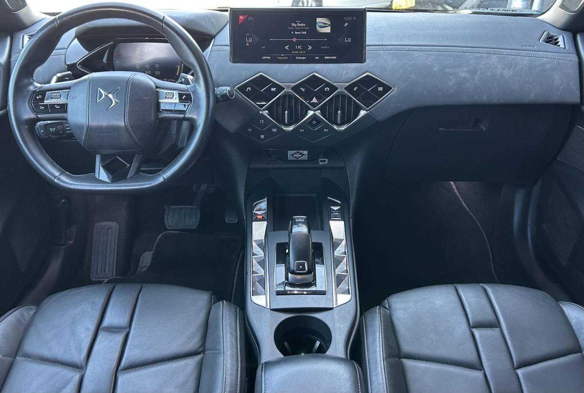 DS DS 3 DS 3 Crossback 1.2 PureTech Grand Chic 156PK | BOMVOL | AUTOMAAT | 1e Eigenaar | NL AUTO | Trekhaak | DAB+ | 18 Inch | Lederen Bekleding | Navigatie | Climate Control | Apdative Cruise Control | Head Up Display | Focal |