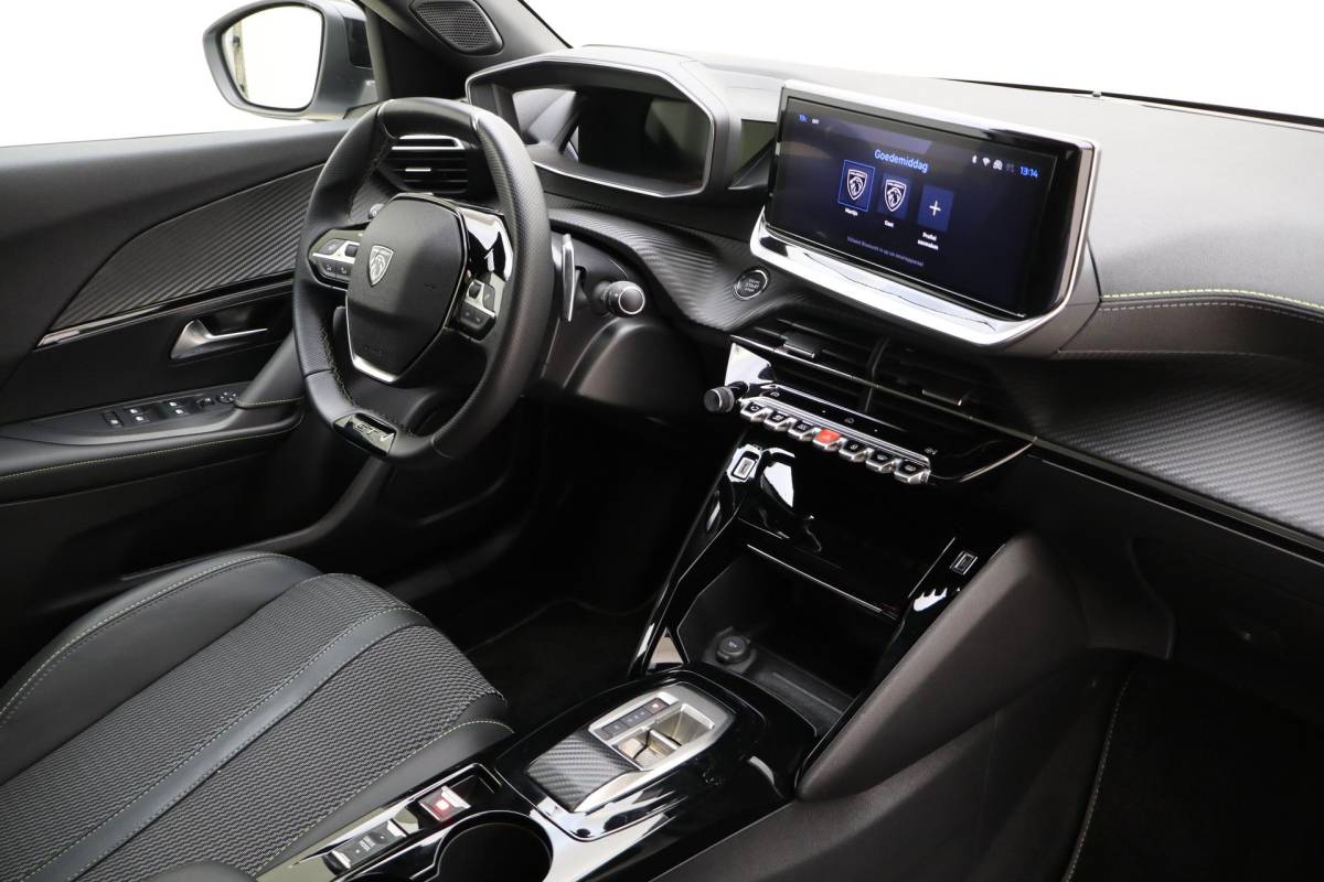 Peugeot 2008 Peugeot 2008 1.2 Hybrid 145 GT Navigatie | Camera achter | Automaat