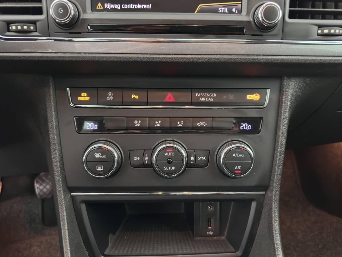SEAT Leon SEAT Leon ST 1.4 EcoTSI FR Connect (INCL-BTW) *LEATHER-FABRIC | FULL-LED | NAVI-FULLMAP | SPORTSEATS | CAMERA | PRIVACY-GLASS | ECC | PDC | AMBIENTLIGHT | CRUISE | TOWBAR | 17”ALU*