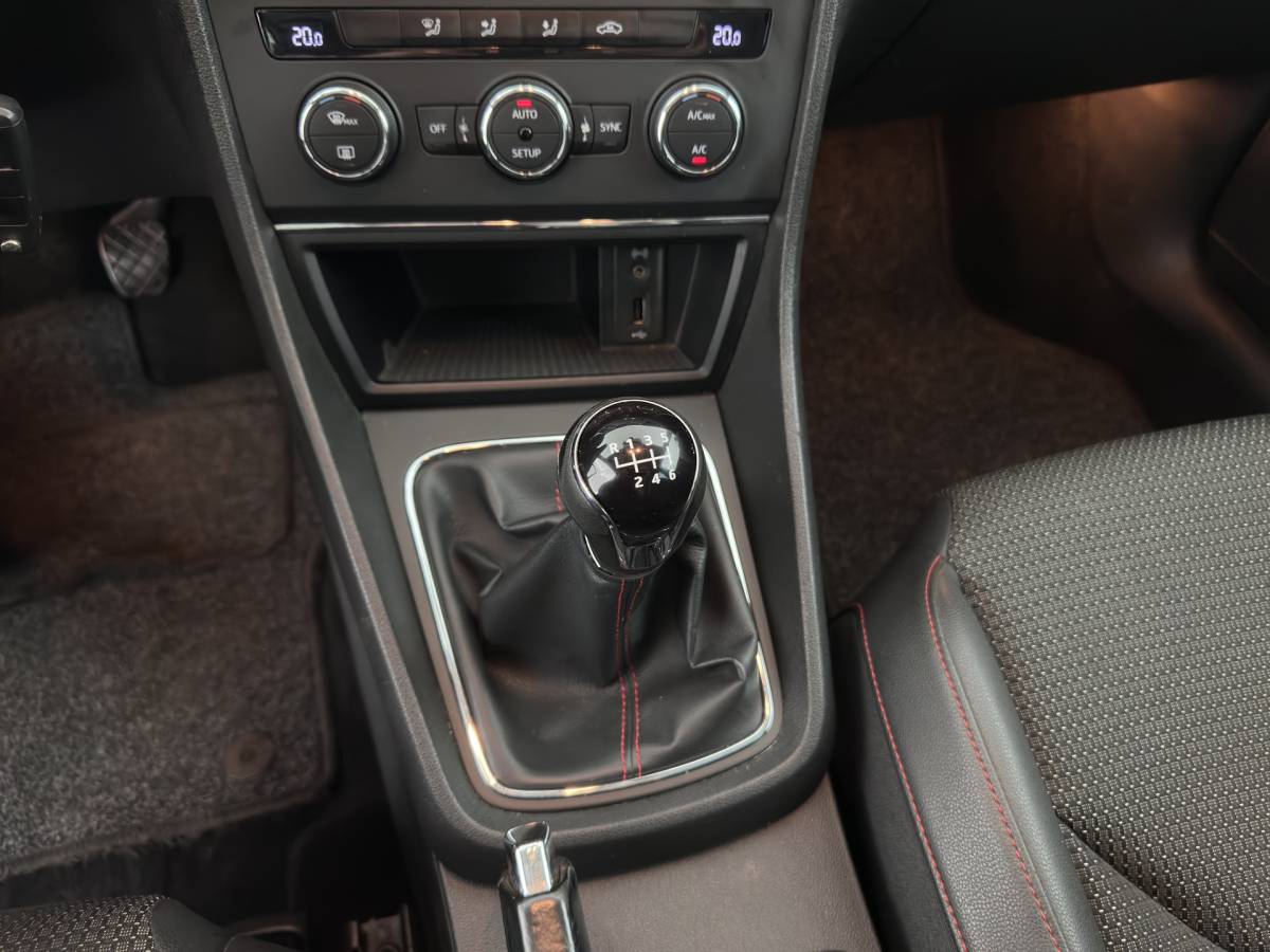 SEAT Leon SEAT Leon ST 1.4 EcoTSI FR Connect (INCL-BTW) *LEATHER-FABRIC | FULL-LED | NAVI-FULLMAP | SPORTSEATS | CAMERA | PRIVACY-GLASS | ECC | PDC | AMBIENTLIGHT | CRUISE | TOWBAR | 17”ALU*