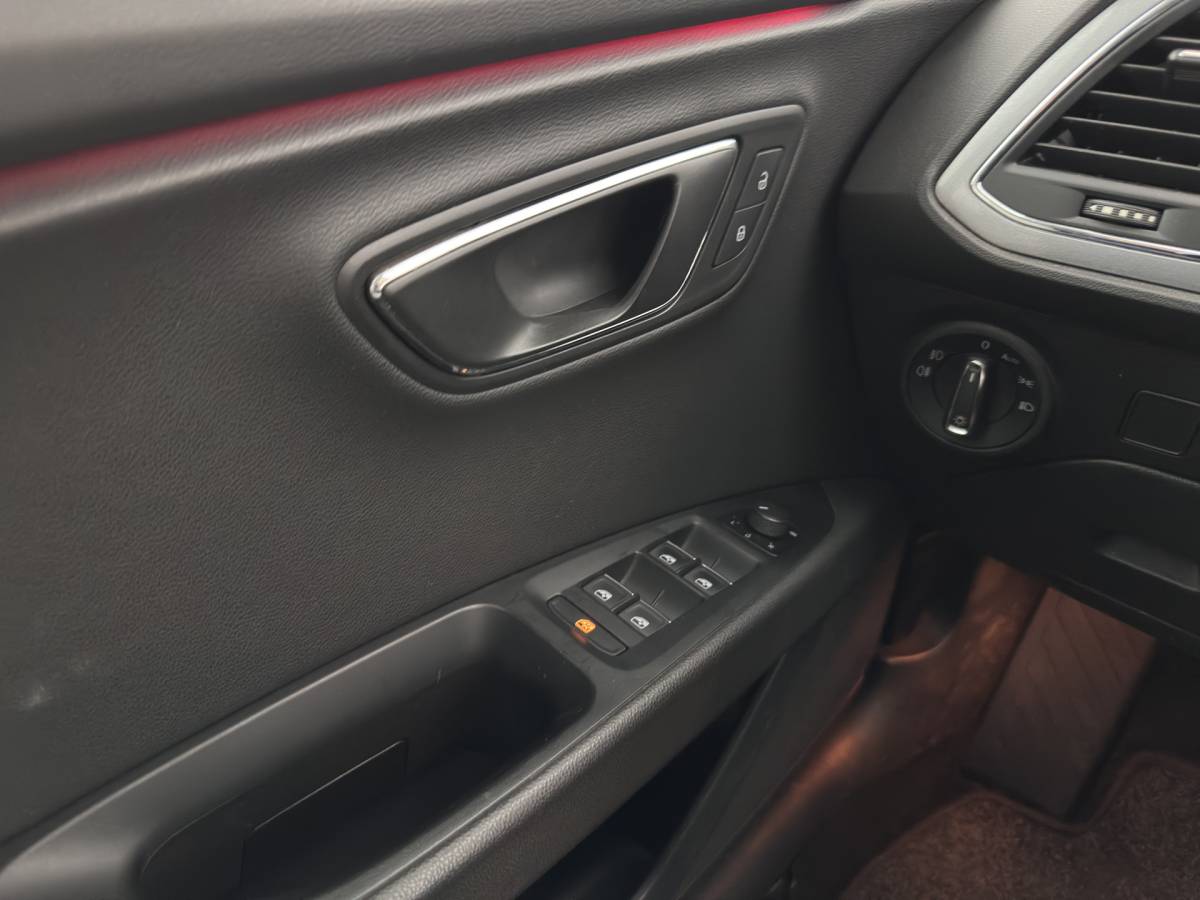 SEAT Leon SEAT Leon ST 1.4 EcoTSI FR Connect (INCL-BTW) *LEATHER-FABRIC | FULL-LED | NAVI-FULLMAP | SPORTSEATS | CAMERA | PRIVACY-GLASS | ECC | PDC | AMBIENTLIGHT | CRUISE | TOWBAR | 17”ALU*