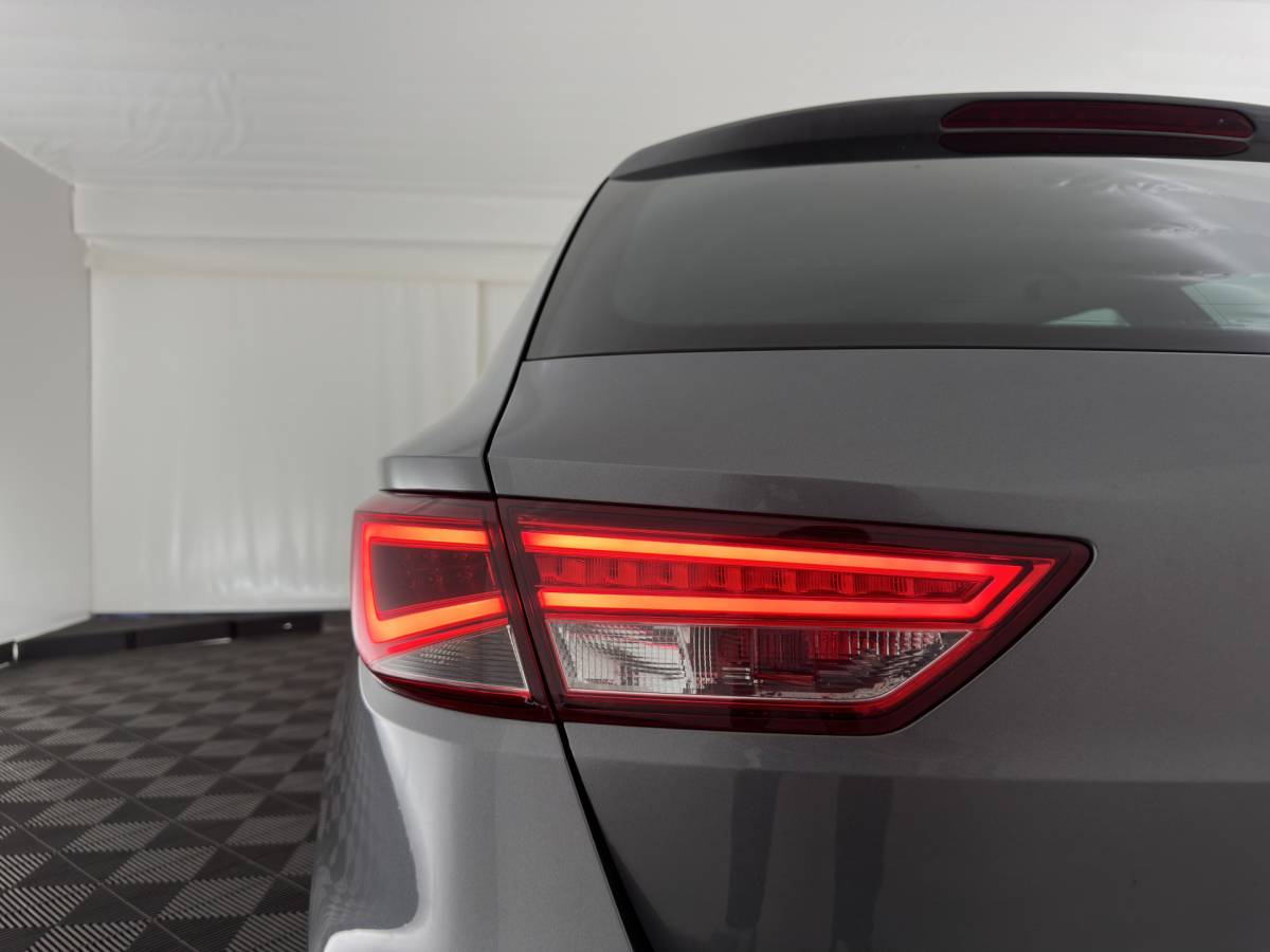 SEAT Leon SEAT Leon ST 1.4 EcoTSI FR Connect (INCL-BTW) *LEATHER-FABRIC | FULL-LED | NAVI-FULLMAP | SPORTSEATS | CAMERA | PRIVACY-GLASS | ECC | PDC | AMBIENTLIGHT | CRUISE | TOWBAR | 17”ALU*