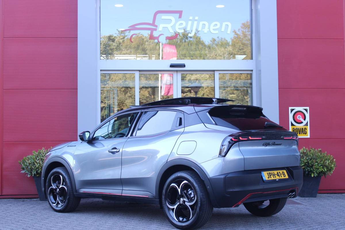 Alfa Romeo Junior Alfa Romeo Junior 1.2 145PK IBRIDA SPECIALE | PANORAMA SCHUIF/KANTEL DAK | TECHNO PACK: LED MATRIX KOPLAMPEN/AUTOMATISCH DIMMENDE BINNENSPIEGEL/DRAADLOZE TELEFOONLADER/ELEKTRISCH VERSTELBARE EN VERWARMBARE ZIJSPIEGELS MET DODEHOEK DETECTIE, ELEKTRISCH INKLAPBAAR/NAVIGATIE/HANDS-FREE ACHTERKLEP/KEYLESS ENTRY/USB TYPE C/ADAPTIVE CRUISE CONTROL MET LANE CENTERING EN FILE-ASSISTENT/ACHTERUITRIJ CAMERA MET DYNAMISCHE RIJLIJNEN/AUDIOSYSTEEM MET 6 SPEAKERS | PREMIUM PACK: “SPIGA” STOFFEN/ECOLEDER BEKLEDING MET RODE ACCENTEN – 6-VOUDIG ELEKTRISCH VERSTELBARE BESTUURDERSSTOEL, 6-VOUDIG VERSTELBARE PASSAGIERSSTOEL/VERWARMBARE VOORSTOELEN/LEDEREN STUURWIEL/AMBIENT LIGHT/INTERIEURVERLICHTING VOOR EN ACHTER MET LED TOUCH/DONKERE GETINTE ACHTERRUITEN/HOOGGLAS ZWARTE BODYKIT MET RODE ACCENTEN | 18″ LICHTMETALEN VELGEN “PETALI” | DRAADLOZE APPLE CARPLAY/ANDROID AUTO |