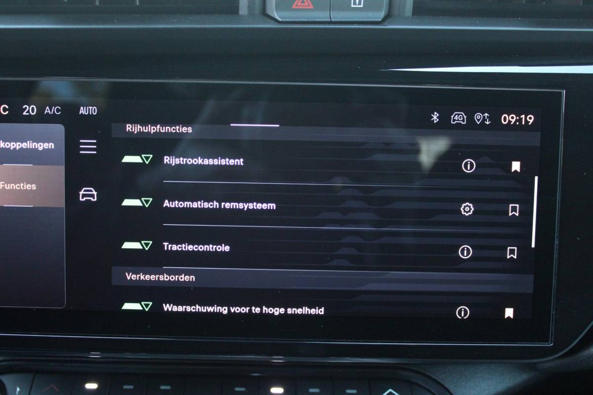 Alfa Romeo Junior Alfa Romeo Junior 1.2 145PK IBRIDA SPECIALE | PANORAMA SCHUIF/KANTEL DAK | TECHNO PACK: LED MATRIX KOPLAMPEN/AUTOMATISCH DIMMENDE BINNENSPIEGEL/DRAADLOZE TELEFOONLADER/ELEKTRISCH VERSTELBARE EN VERWARMBARE ZIJSPIEGELS MET DODEHOEK DETECTIE, ELEKTRISCH INKLAPBAAR/NAVIGATIE/HANDS-FREE ACHTERKLEP/KEYLESS ENTRY/USB TYPE C/ADAPTIVE CRUISE CONTROL MET LANE CENTERING EN FILE-ASSISTENT/ACHTERUITRIJ CAMERA MET DYNAMISCHE RIJLIJNEN/AUDIOSYSTEEM MET 6 SPEAKERS | PREMIUM PACK: “SPIGA” STOFFEN/ECOLEDER BEKLEDING MET RODE ACCENTEN – 6-VOUDIG ELEKTRISCH VERSTELBARE BESTUURDERSSTOEL, 6-VOUDIG VERSTELBARE PASSAGIERSSTOEL/VERWARMBARE VOORSTOELEN/LEDEREN STUURWIEL/AMBIENT LIGHT/INTERIEURVERLICHTING VOOR EN ACHTER MET LED TOUCH/DONKERE GETINTE ACHTERRUITEN/HOOGGLAS ZWARTE BODYKIT MET RODE ACCENTEN | 18″ LICHTMETALEN VELGEN “PETALI” | DRAADLOZE APPLE CARPLAY/ANDROID AUTO |