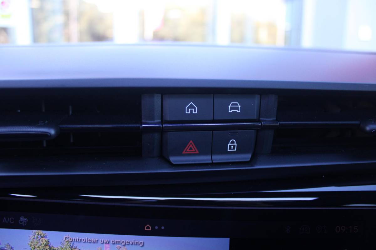 Alfa Romeo Junior Alfa Romeo Junior 1.2 145PK IBRIDA SPECIALE | PANORAMA SCHUIF/KANTEL DAK | TECHNO PACK: LED MATRIX KOPLAMPEN/AUTOMATISCH DIMMENDE BINNENSPIEGEL/DRAADLOZE TELEFOONLADER/ELEKTRISCH VERSTELBARE EN VERWARMBARE ZIJSPIEGELS MET DODEHOEK DETECTIE, ELEKTRISCH INKLAPBAAR/NAVIGATIE/HANDS-FREE ACHTERKLEP/KEYLESS ENTRY/USB TYPE C/ADAPTIVE CRUISE CONTROL MET LANE CENTERING EN FILE-ASSISTENT/ACHTERUITRIJ CAMERA MET DYNAMISCHE RIJLIJNEN/AUDIOSYSTEEM MET 6 SPEAKERS | PREMIUM PACK: “SPIGA” STOFFEN/ECOLEDER BEKLEDING MET RODE ACCENTEN – 6-VOUDIG ELEKTRISCH VERSTELBARE BESTUURDERSSTOEL, 6-VOUDIG VERSTELBARE PASSAGIERSSTOEL/VERWARMBARE VOORSTOELEN/LEDEREN STUURWIEL/AMBIENT LIGHT/INTERIEURVERLICHTING VOOR EN ACHTER MET LED TOUCH/DONKERE GETINTE ACHTERRUITEN/HOOGGLAS ZWARTE BODYKIT MET RODE ACCENTEN | 18″ LICHTMETALEN VELGEN “PETALI” | DRAADLOZE APPLE CARPLAY/ANDROID AUTO |