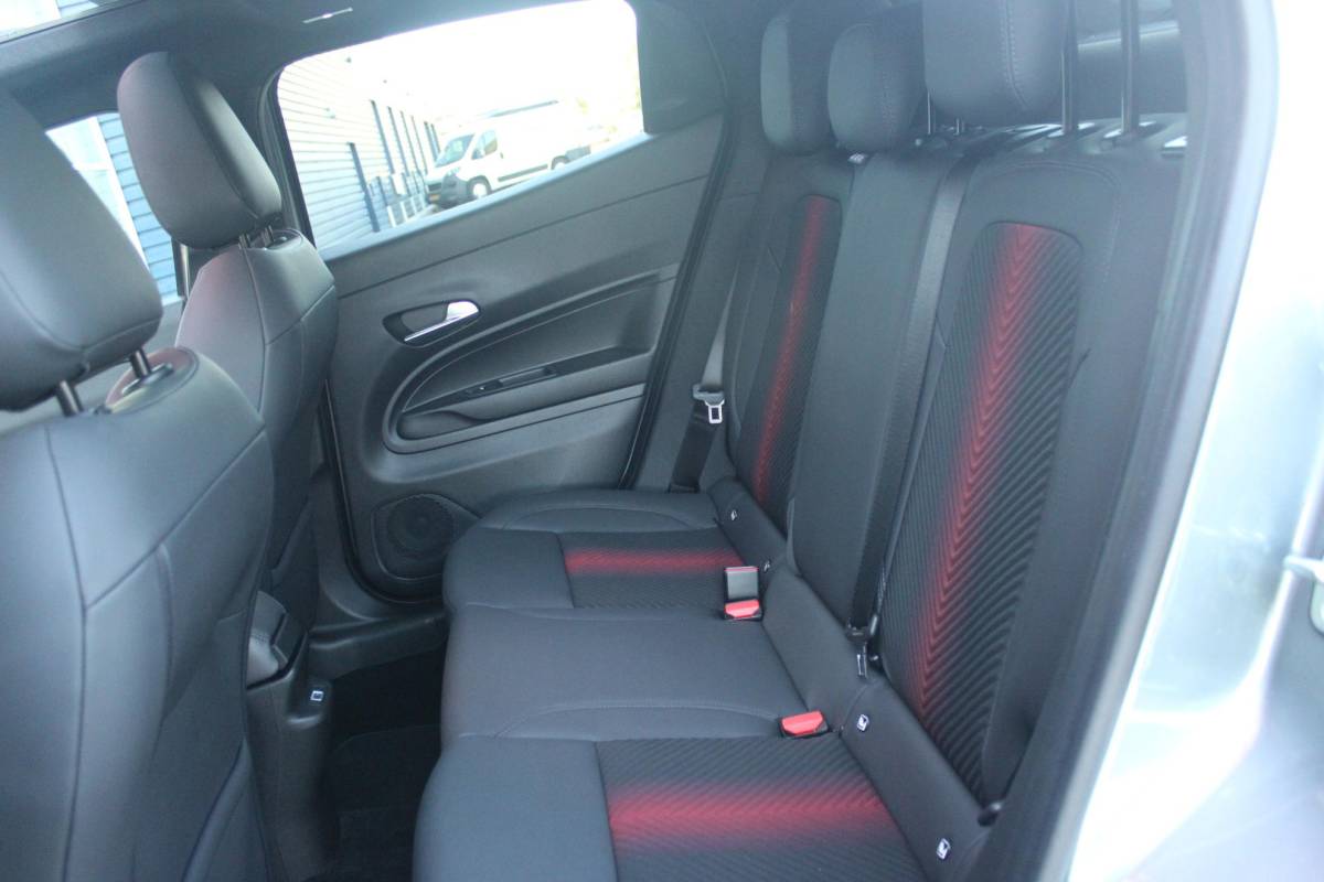 Alfa Romeo Junior Alfa Romeo Junior 1.2 145PK IBRIDA SPECIALE | PANORAMA SCHUIF/KANTEL DAK | TECHNO PACK: LED MATRIX KOPLAMPEN/AUTOMATISCH DIMMENDE BINNENSPIEGEL/DRAADLOZE TELEFOONLADER/ELEKTRISCH VERSTELBARE EN VERWARMBARE ZIJSPIEGELS MET DODEHOEK DETECTIE, ELEKTRISCH INKLAPBAAR/NAVIGATIE/HANDS-FREE ACHTERKLEP/KEYLESS ENTRY/USB TYPE C/ADAPTIVE CRUISE CONTROL MET LANE CENTERING EN FILE-ASSISTENT/ACHTERUITRIJ CAMERA MET DYNAMISCHE RIJLIJNEN/AUDIOSYSTEEM MET 6 SPEAKERS | PREMIUM PACK: “SPIGA” STOFFEN/ECOLEDER BEKLEDING MET RODE ACCENTEN – 6-VOUDIG ELEKTRISCH VERSTELBARE BESTUURDERSSTOEL, 6-VOUDIG VERSTELBARE PASSAGIERSSTOEL/VERWARMBARE VOORSTOELEN/LEDEREN STUURWIEL/AMBIENT LIGHT/INTERIEURVERLICHTING VOOR EN ACHTER MET LED TOUCH/DONKERE GETINTE ACHTERRUITEN/HOOGGLAS ZWARTE BODYKIT MET RODE ACCENTEN | 18″ LICHTMETALEN VELGEN “PETALI” | DRAADLOZE APPLE CARPLAY/ANDROID AUTO |