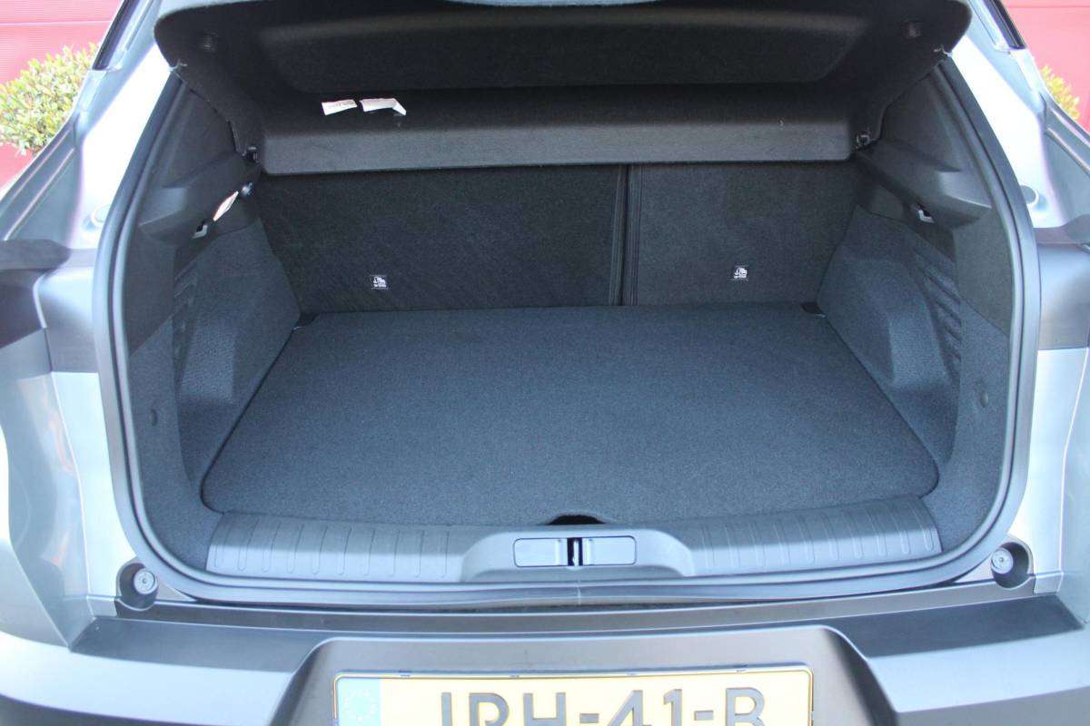 Alfa Romeo Junior Alfa Romeo Junior 1.2 145PK IBRIDA SPECIALE | PANORAMA SCHUIF/KANTEL DAK | TECHNO PACK: LED MATRIX KOPLAMPEN/AUTOMATISCH DIMMENDE BINNENSPIEGEL/DRAADLOZE TELEFOONLADER/ELEKTRISCH VERSTELBARE EN VERWARMBARE ZIJSPIEGELS MET DODEHOEK DETECTIE, ELEKTRISCH INKLAPBAAR/NAVIGATIE/HANDS-FREE ACHTERKLEP/KEYLESS ENTRY/USB TYPE C/ADAPTIVE CRUISE CONTROL MET LANE CENTERING EN FILE-ASSISTENT/ACHTERUITRIJ CAMERA MET DYNAMISCHE RIJLIJNEN/AUDIOSYSTEEM MET 6 SPEAKERS | PREMIUM PACK: “SPIGA” STOFFEN/ECOLEDER BEKLEDING MET RODE ACCENTEN – 6-VOUDIG ELEKTRISCH VERSTELBARE BESTUURDERSSTOEL, 6-VOUDIG VERSTELBARE PASSAGIERSSTOEL/VERWARMBARE VOORSTOELEN/LEDEREN STUURWIEL/AMBIENT LIGHT/INTERIEURVERLICHTING VOOR EN ACHTER MET LED TOUCH/DONKERE GETINTE ACHTERRUITEN/HOOGGLAS ZWARTE BODYKIT MET RODE ACCENTEN | 18″ LICHTMETALEN VELGEN “PETALI” | DRAADLOZE APPLE CARPLAY/ANDROID AUTO |