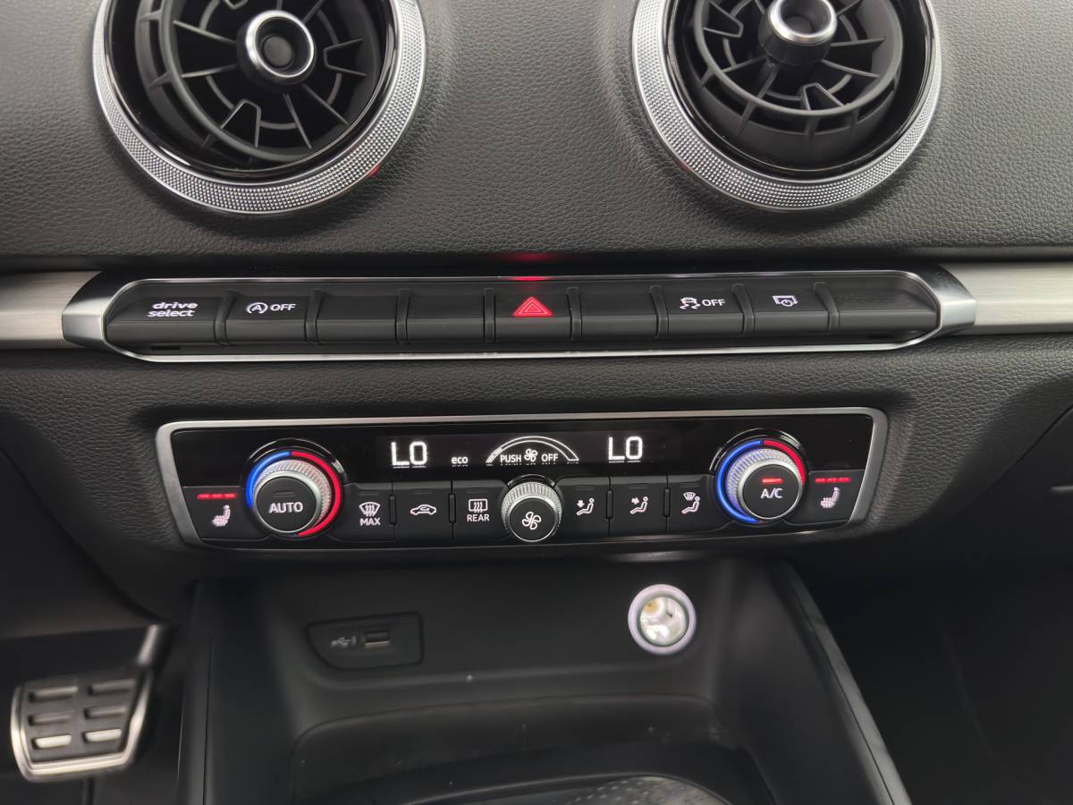 Audi A3 Audi A3 Sportback 35 TFSI S-Line Edition MHEV Aut. *PANO | LEATHER-FABRIC | LED-LIGHTS | DIGI-COCKPIT | NAVI-FULLMAP | HEATED-SPORTSEATS | PRIVACY-GLASS | ECC | PDC | CRUISE | 18”ALU*