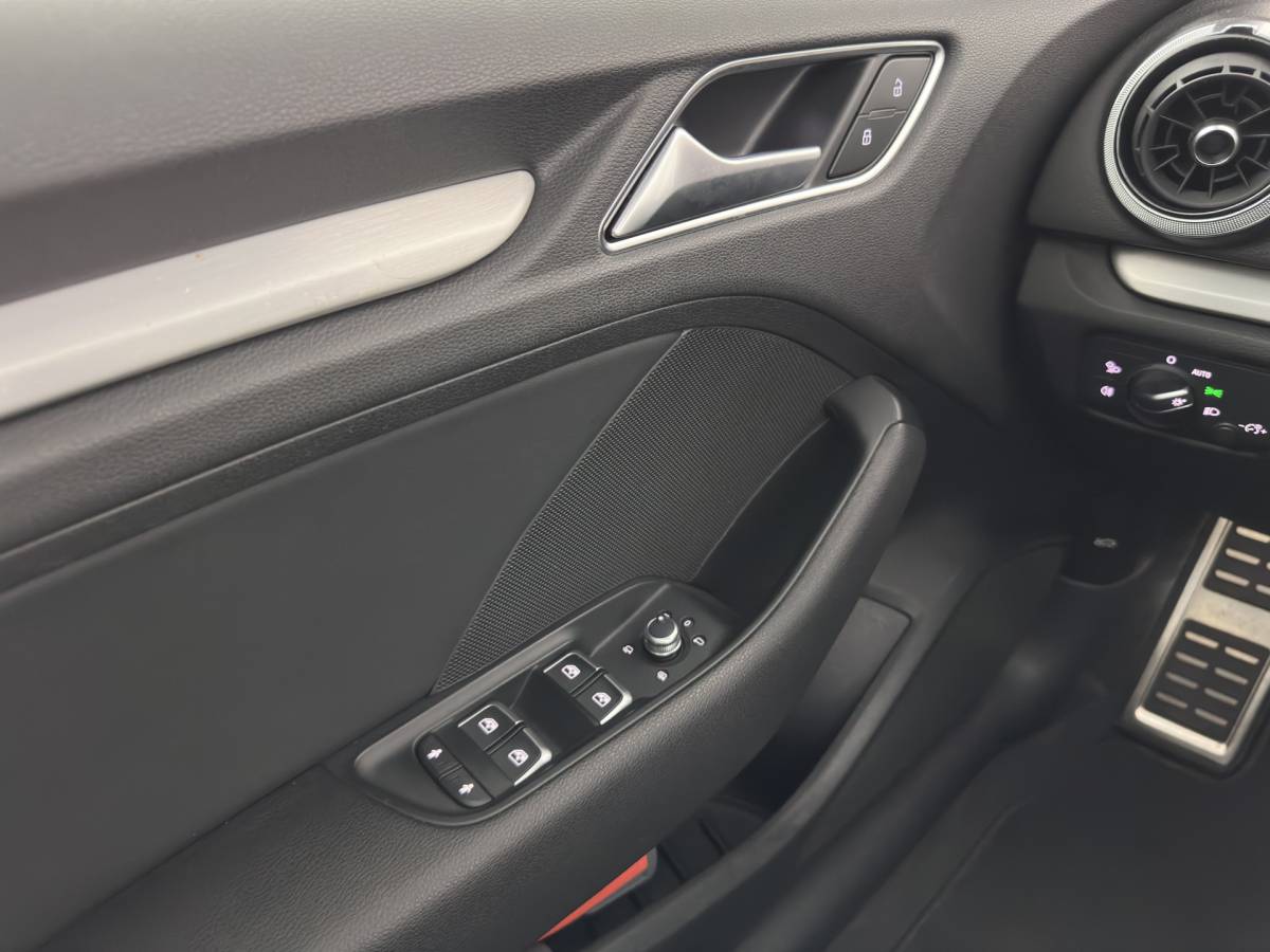 Audi A3 Audi A3 Sportback 35 TFSI S-Line Edition MHEV Aut. *PANO | LEATHER-FABRIC | LED-LIGHTS | DIGI-COCKPIT | NAVI-FULLMAP | HEATED-SPORTSEATS | PRIVACY-GLASS | ECC | PDC | CRUISE | 18”ALU*