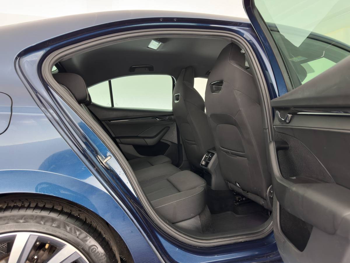 Škoda Octavia ŠKODA Octavia 1.0 e-TSI Sport Business MHEV (INCL-BTW) Aut. *FULL-LED | DIGI-COCKPIT | ADAPTIVE-CRUISE | SPORTSEATS | NAVI-FULLMAP | CARPLAY | SHIFTPADDLES | ECC | PDC | DAB | AMBIENTLIGHT | TOWBAR | 18”ALU*
