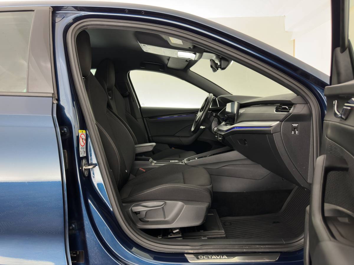 Škoda Octavia ŠKODA Octavia 1.0 e-TSI Sport Business MHEV (INCL-BTW) Aut. *FULL-LED | DIGI-COCKPIT | ADAPTIVE-CRUISE | SPORTSEATS | NAVI-FULLMAP | CARPLAY | SHIFTPADDLES | ECC | PDC | DAB | AMBIENTLIGHT | TOWBAR | 18”ALU*