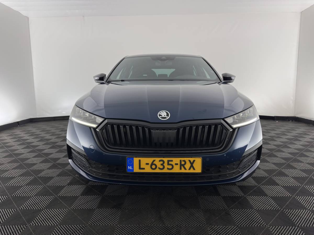 Škoda Octavia ŠKODA Octavia 1.0 e-TSI Sport Business MHEV (INCL-BTW) Aut. *FULL-LED | DIGI-COCKPIT | ADAPTIVE-CRUISE | SPORTSEATS | NAVI-FULLMAP | CARPLAY | SHIFTPADDLES | ECC | PDC | DAB | AMBIENTLIGHT | TOWBAR | 18”ALU*