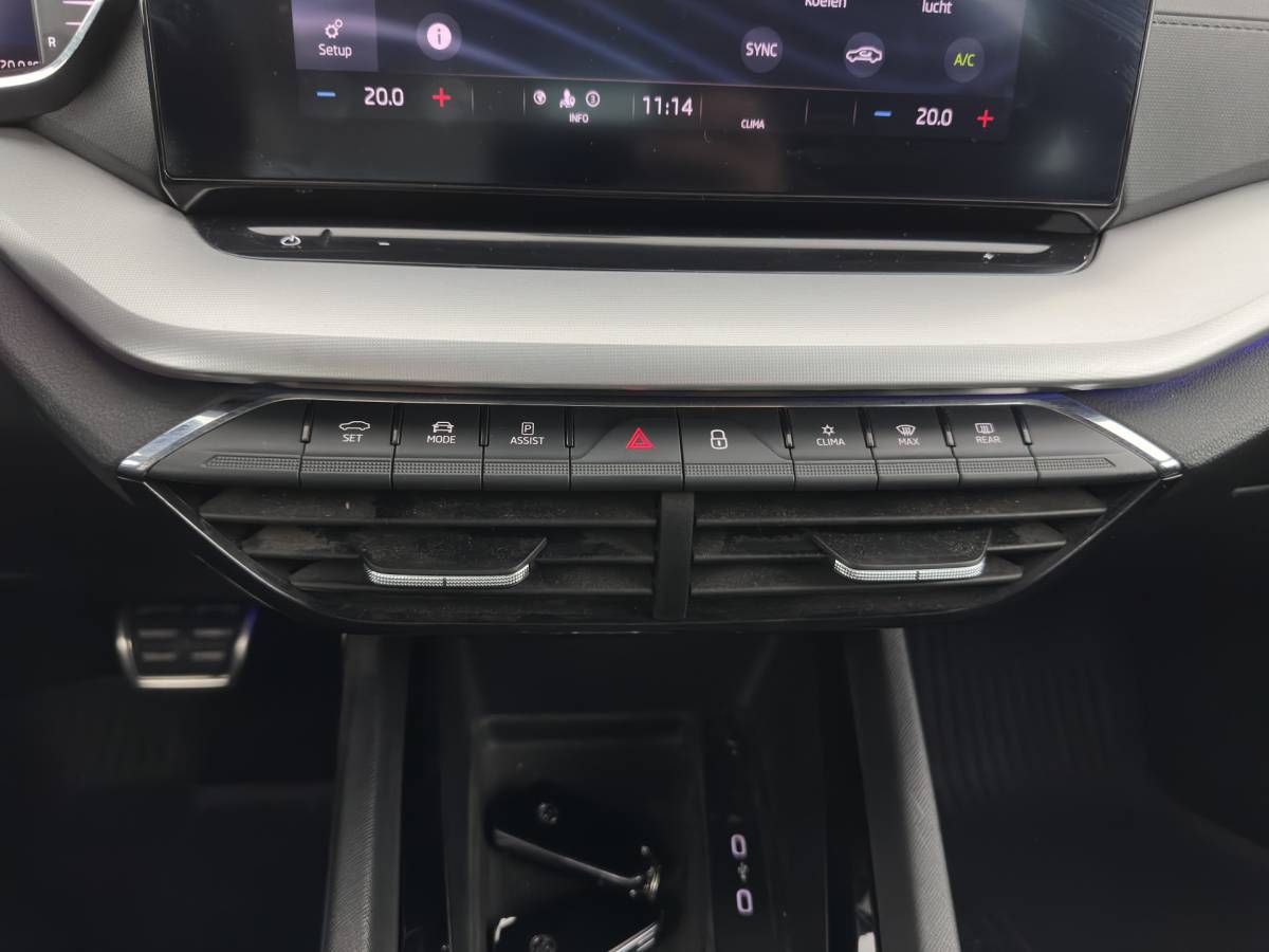 Škoda Octavia ŠKODA Octavia 1.0 e-TSI Sport Business MHEV (INCL-BTW) Aut. *FULL-LED | DIGI-COCKPIT | ADAPTIVE-CRUISE | SPORTSEATS | NAVI-FULLMAP | CARPLAY | SHIFTPADDLES | ECC | PDC | DAB | AMBIENTLIGHT | TOWBAR | 18”ALU*