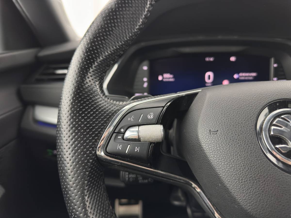 Škoda Octavia ŠKODA Octavia 1.0 e-TSI Sport Business MHEV (INCL-BTW) Aut. *FULL-LED | DIGI-COCKPIT | ADAPTIVE-CRUISE | SPORTSEATS | NAVI-FULLMAP | CARPLAY | SHIFTPADDLES | ECC | PDC | DAB | AMBIENTLIGHT | TOWBAR | 18”ALU*