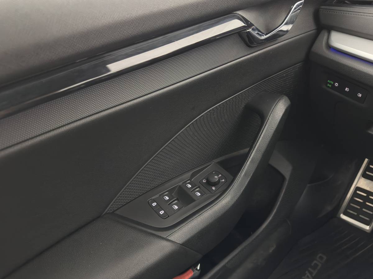 Škoda Octavia ŠKODA Octavia 1.0 e-TSI Sport Business MHEV (INCL-BTW) Aut. *FULL-LED | DIGI-COCKPIT | ADAPTIVE-CRUISE | SPORTSEATS | NAVI-FULLMAP | CARPLAY | SHIFTPADDLES | ECC | PDC | DAB | AMBIENTLIGHT | TOWBAR | 18”ALU*