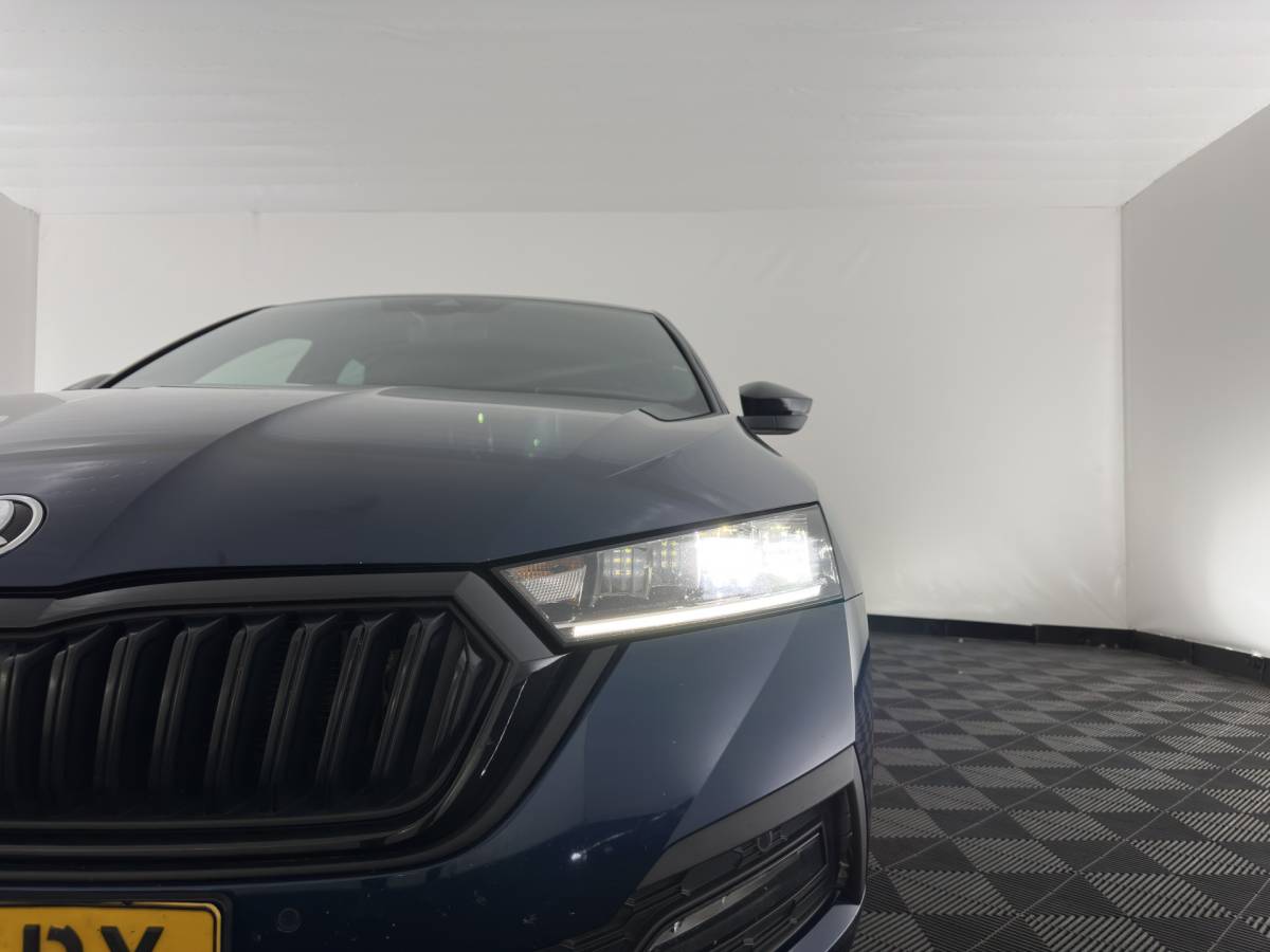 Škoda Octavia ŠKODA Octavia 1.0 e-TSI Sport Business MHEV (INCL-BTW) Aut. *FULL-LED | DIGI-COCKPIT | ADAPTIVE-CRUISE | SPORTSEATS | NAVI-FULLMAP | CARPLAY | SHIFTPADDLES | ECC | PDC | DAB | AMBIENTLIGHT | TOWBAR | 18”ALU*