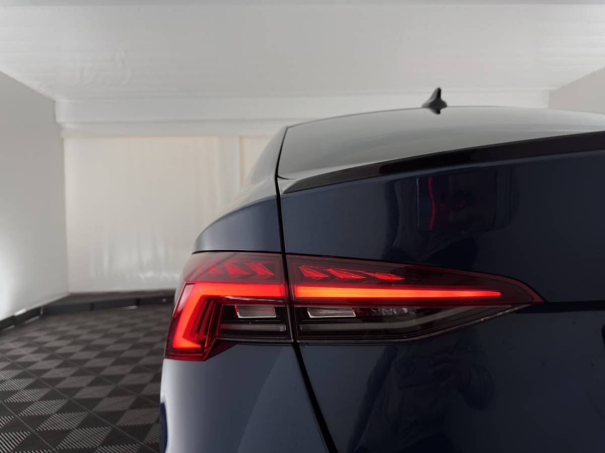Škoda Octavia ŠKODA Octavia 1.0 e-TSI Sport Business MHEV (INCL-BTW) Aut. *FULL-LED | DIGI-COCKPIT | ADAPTIVE-CRUISE | SPORTSEATS | NAVI-FULLMAP | CARPLAY | SHIFTPADDLES | ECC | PDC | DAB | AMBIENTLIGHT | TOWBAR | 18”ALU*