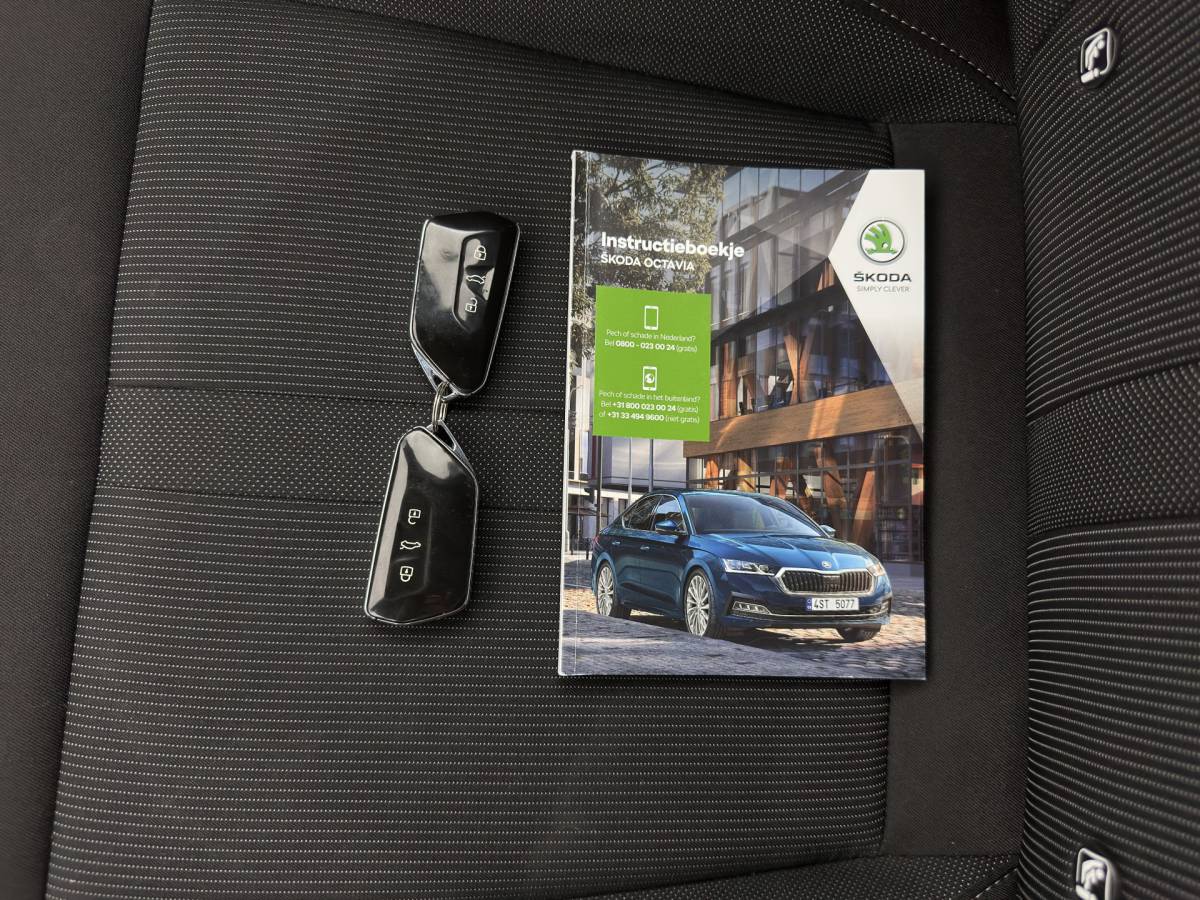 Škoda Octavia ŠKODA Octavia 1.0 e-TSI Sport Business MHEV (INCL-BTW) Aut. *FULL-LED | DIGI-COCKPIT | ADAPTIVE-CRUISE | SPORTSEATS | NAVI-FULLMAP | CARPLAY | SHIFTPADDLES | ECC | PDC | DAB | AMBIENTLIGHT | TOWBAR | 18”ALU*
