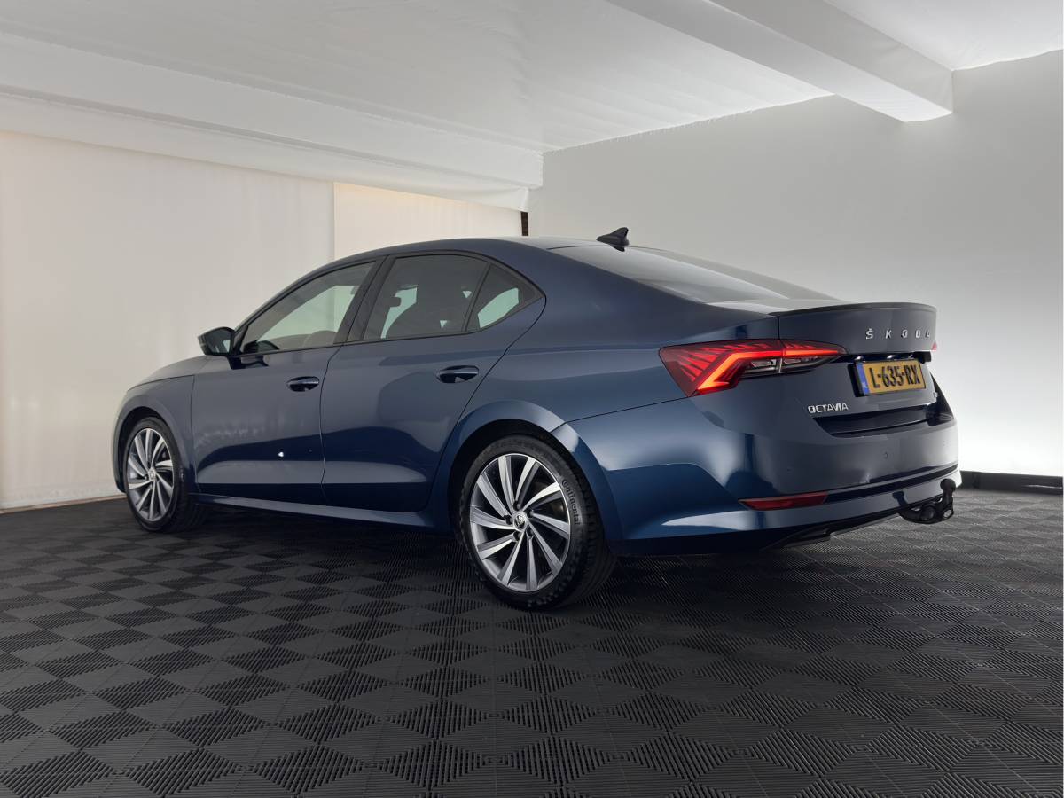 Škoda Octavia ŠKODA Octavia 1.0 e-TSI Sport Business MHEV (INCL-BTW) Aut. *FULL-LED | DIGI-COCKPIT | ADAPTIVE-CRUISE | SPORTSEATS | NAVI-FULLMAP | CARPLAY | SHIFTPADDLES | ECC | PDC | DAB | AMBIENTLIGHT | TOWBAR | 18”ALU*