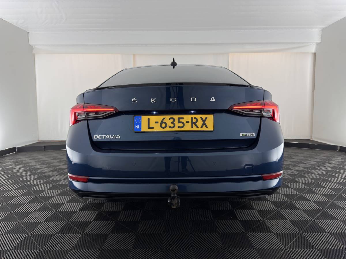 Škoda Octavia ŠKODA Octavia 1.0 e-TSI Sport Business MHEV (INCL-BTW) Aut. *FULL-LED | DIGI-COCKPIT | ADAPTIVE-CRUISE | SPORTSEATS | NAVI-FULLMAP | CARPLAY | SHIFTPADDLES | ECC | PDC | DAB | AMBIENTLIGHT | TOWBAR | 18”ALU*