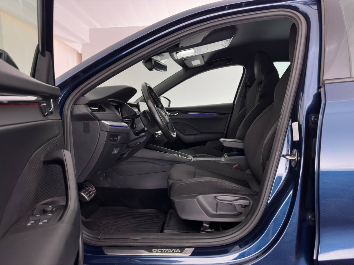 Škoda Octavia ŠKODA Octavia 1.0 e-TSI Sport Business MHEV (INCL-BTW) Aut. *FULL-LED | DIGI-COCKPIT | ADAPTIVE-CRUISE | SPORTSEATS | NAVI-FULLMAP | CARPLAY | SHIFTPADDLES | ECC | PDC | DAB | AMBIENTLIGHT | TOWBAR | 18”ALU*