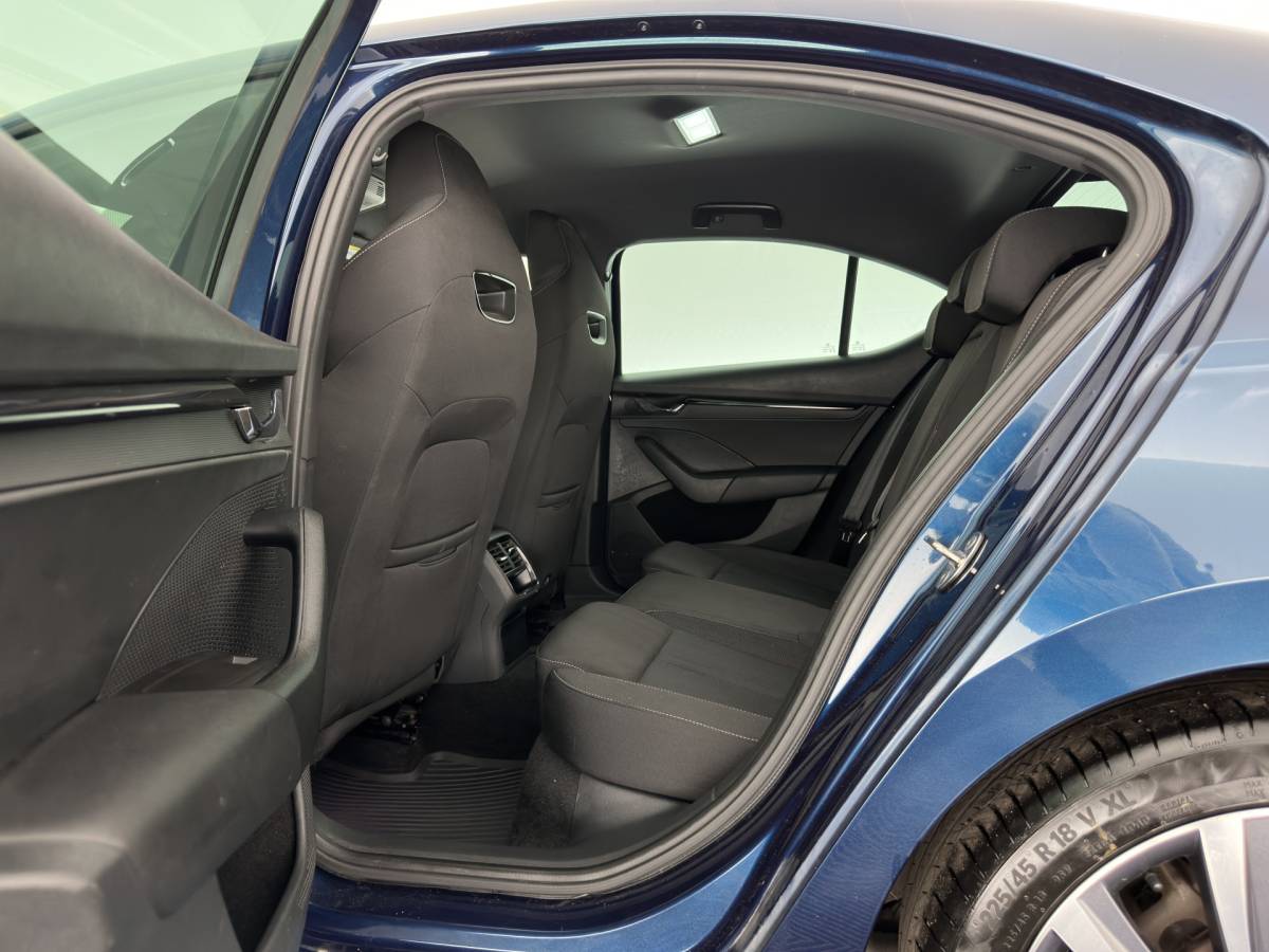 Škoda Octavia ŠKODA Octavia 1.0 e-TSI Sport Business MHEV (INCL-BTW) Aut. *FULL-LED | DIGI-COCKPIT | ADAPTIVE-CRUISE | SPORTSEATS | NAVI-FULLMAP | CARPLAY | SHIFTPADDLES | ECC | PDC | DAB | AMBIENTLIGHT | TOWBAR | 18”ALU*
