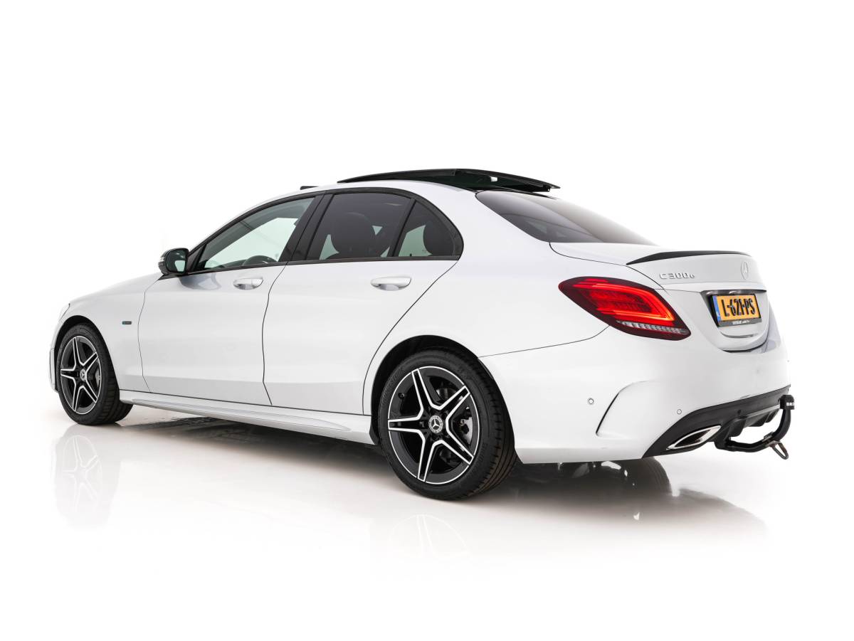 Mercedes-Benz C-Klasse Mercedes-Benz C-klasse 300 e Business Solution AMG Limited Night-Pack (Plug-in) {SoH-94%} (INCL-BTW) Aut. *PANO | LEATHER-MICROFIBRE | MULTIBEAM-LED | TOPVIEW | DIGI-COCKPIT | BLINDSPOT | HEATED-SPORTSEATS | SHIFTPADDLES | NAVI-FULLAMP | PRIVACY-GLASS | PDC | CRUISE | TOWBAR | 18″