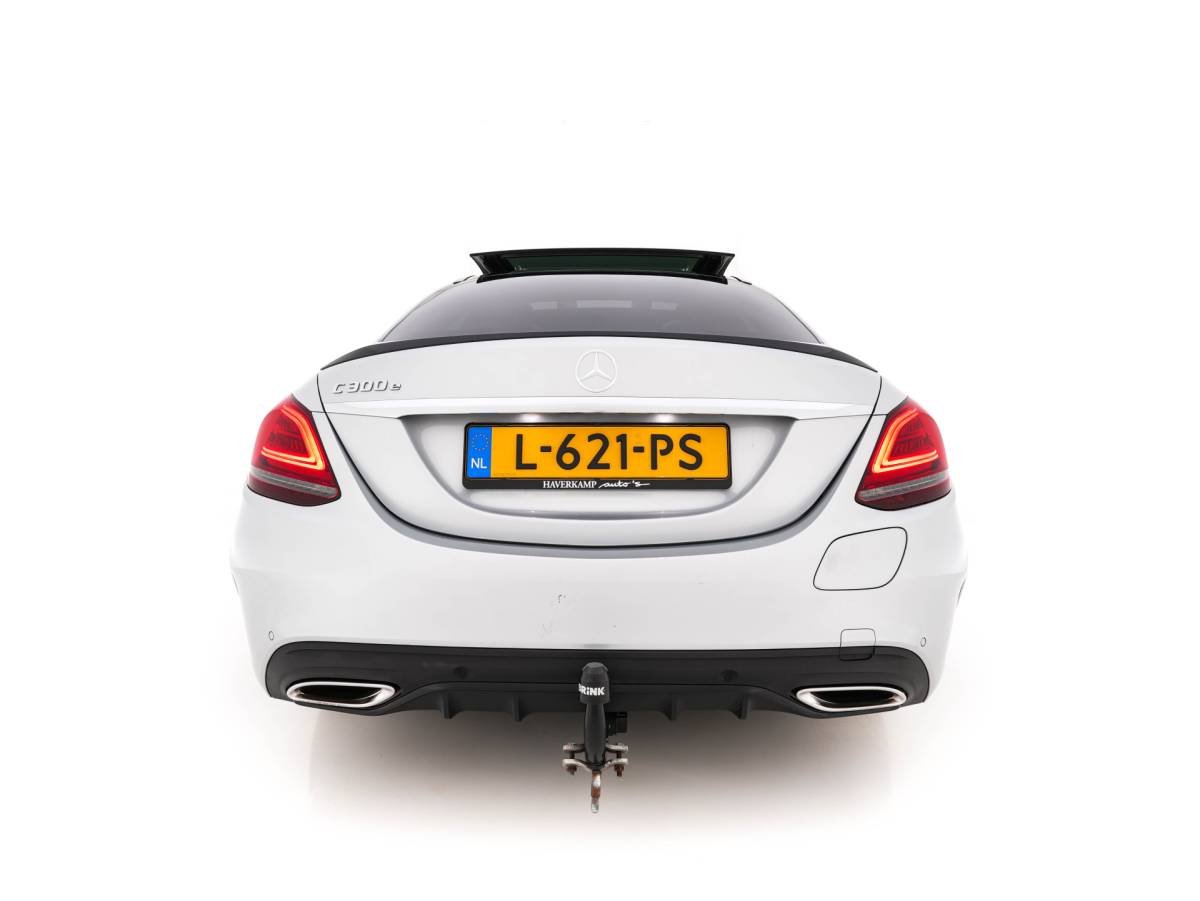 Mercedes-Benz C-Klasse Mercedes-Benz C-klasse 300 e Business Solution AMG Limited Night-Pack (Plug-in) {SoH-94%} (INCL-BTW) Aut. *PANO | LEATHER-MICROFIBRE | MULTIBEAM-LED | TOPVIEW | DIGI-COCKPIT | BLINDSPOT | HEATED-SPORTSEATS | SHIFTPADDLES | NAVI-FULLAMP | PRIVACY-GLASS | PDC | CRUISE | TOWBAR | 18″