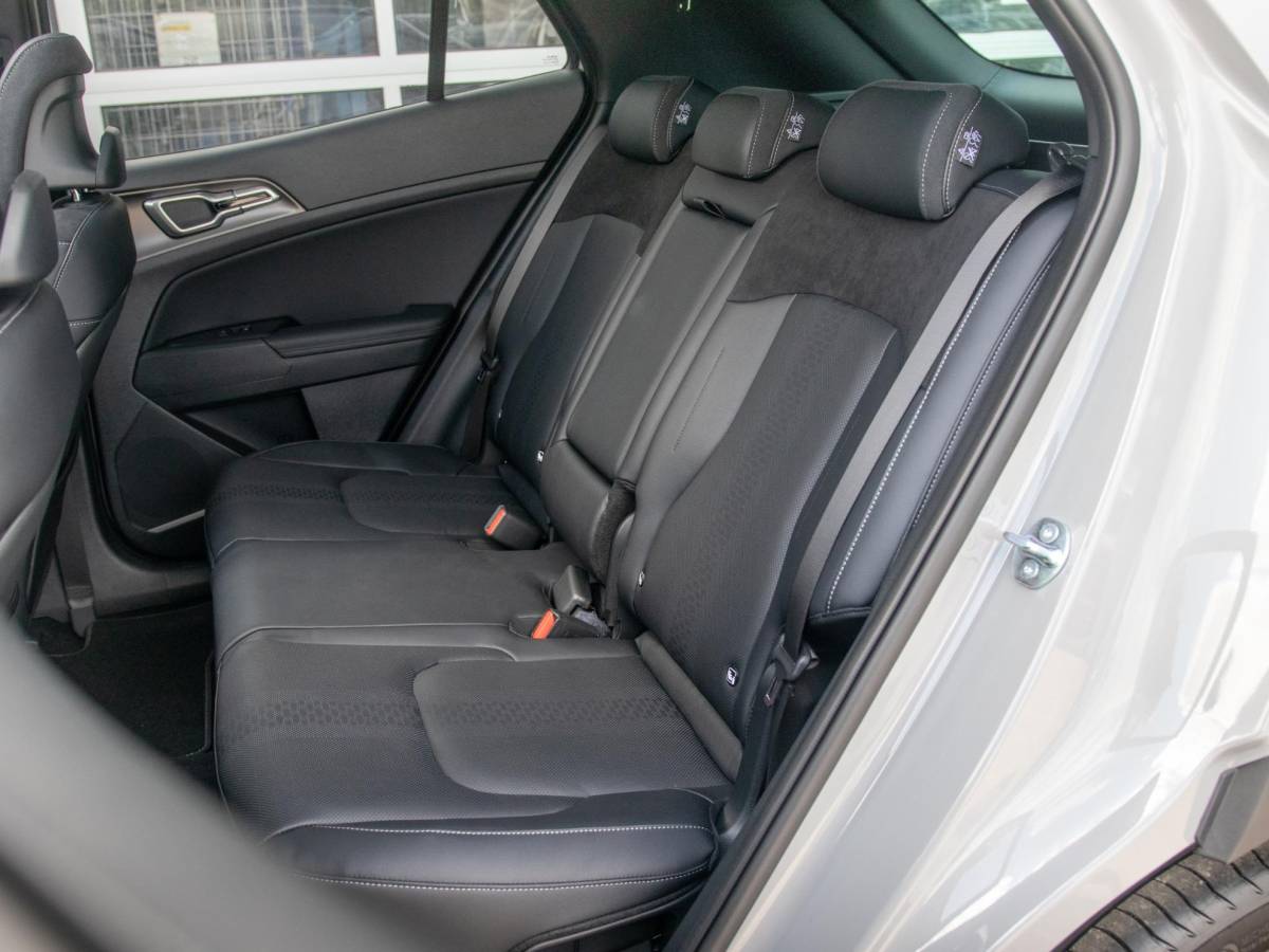 Kia Sportage Kia Sportage 1.6 T-GDi Plug-in Hybrid Black Edition Advanced | Direct leverbaar | Full Options | o.a. 19″Velgen | Pano dak | Stoelverw. achterbank | Direct leverbaar!