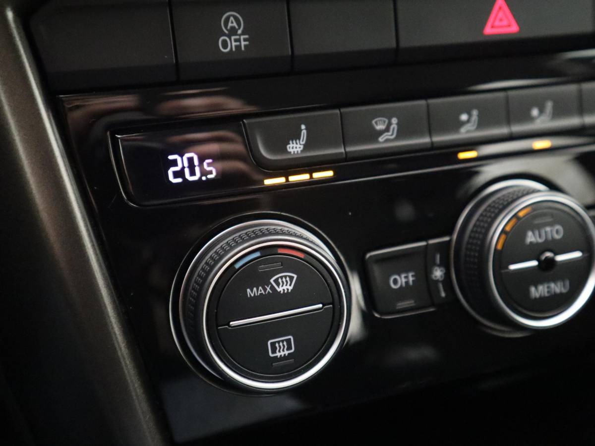 Volkswagen T-Roc Volkswagen T-Roc 1.0 TSI Style TREKHAAK / CAMERA / VIRTUAL / STOELVERW / CARPLAY / NAVI / CLIMA / PDC / BLUETOOTH / ACC / NL-AUTO