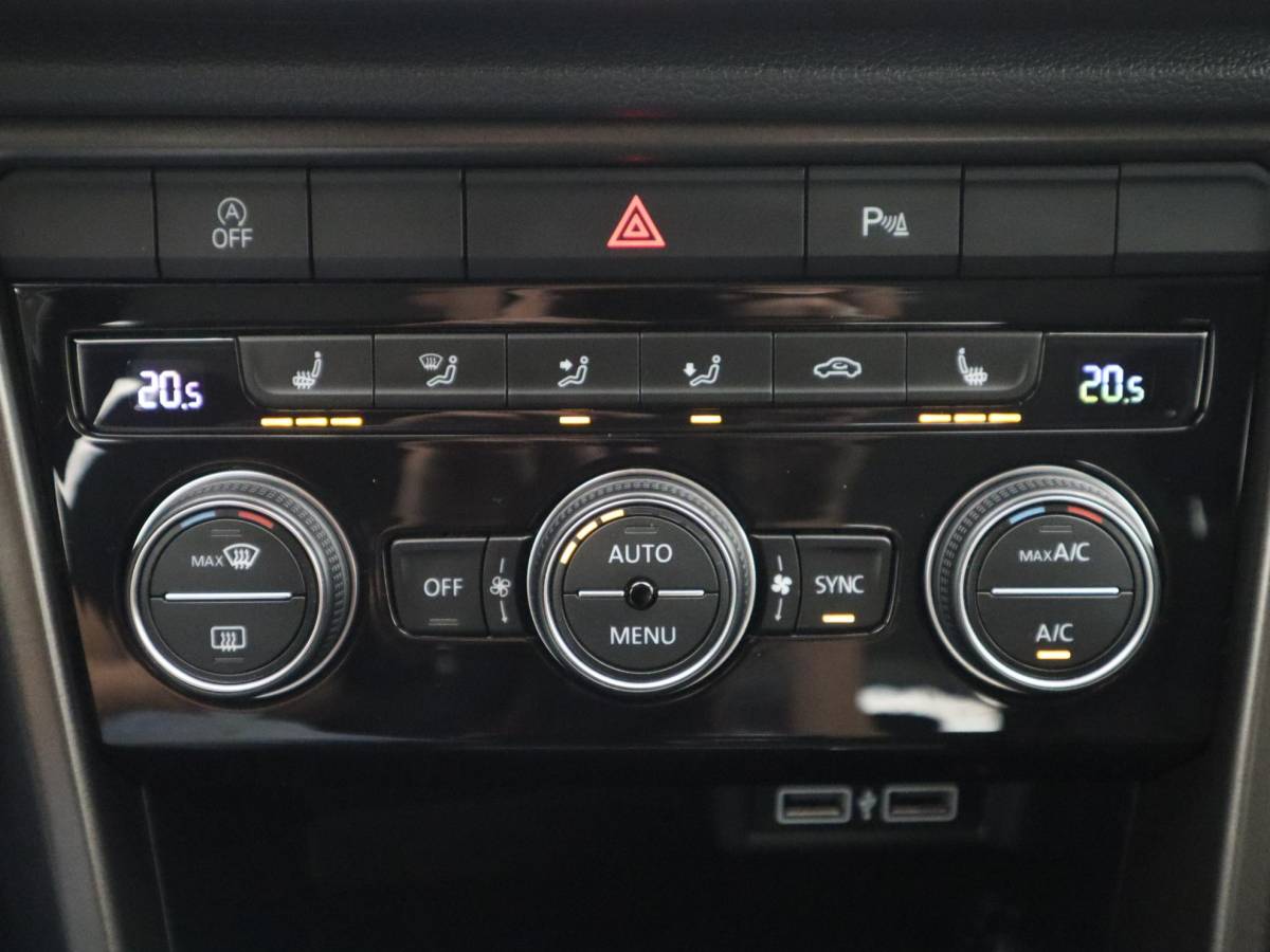 Volkswagen T-Roc Volkswagen T-Roc 1.0 TSI Style TREKHAAK / CAMERA / VIRTUAL / STOELVERW / CARPLAY / NAVI / CLIMA / PDC / BLUETOOTH / ACC / NL-AUTO