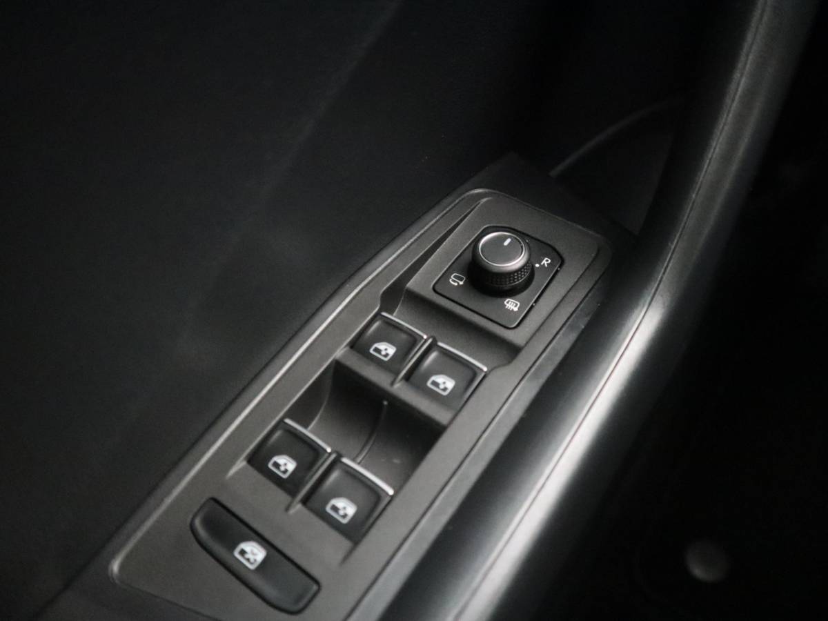 Volkswagen T-Roc Volkswagen T-Roc 1.0 TSI Style TREKHAAK / CAMERA / VIRTUAL / STOELVERW / CARPLAY / NAVI / CLIMA / PDC / BLUETOOTH / ACC / NL-AUTO