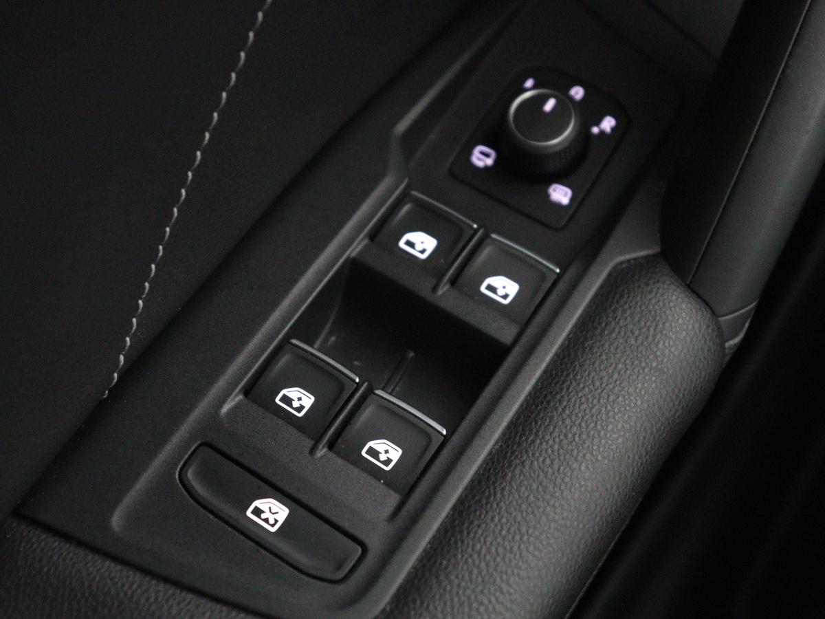 Volkswagen Tiguan Volkswagen Tiguan 1.5 eHybrid Life Edition | SOH 91,0% | Panoramadak | Memory | Leder | Stuur/stoel verwarming | Adaptive cruise | Sfeerverlichting | 360 camera | Park assist | Carplay | Elektrische achterklep