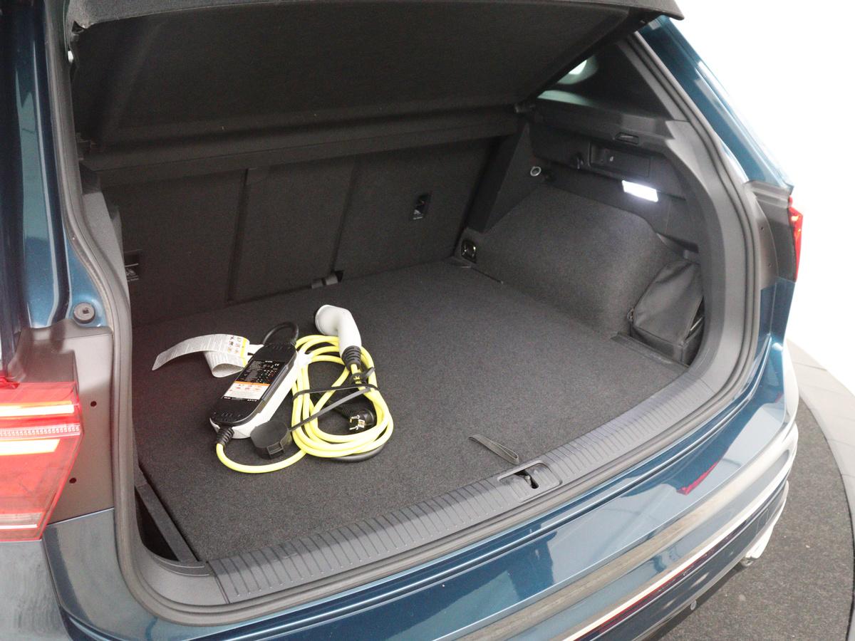 Volkswagen Tiguan Volkswagen Tiguan 1.5 eHybrid Life Edition | SOH 91,0% | Panoramadak | Memory | Leder | Stuur/stoel verwarming | Adaptive cruise | Sfeerverlichting | 360 camera | Park assist | Carplay | Elektrische achterklep