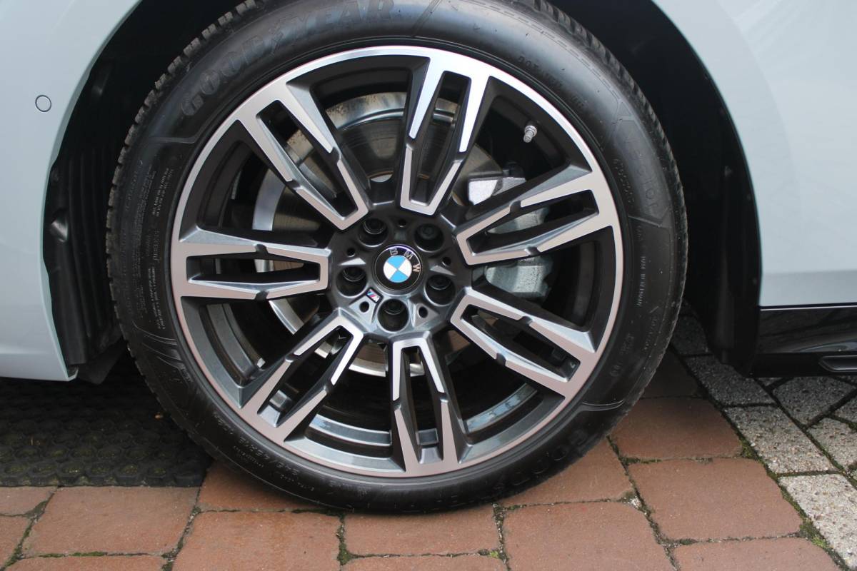BMW 5 Serie BMW 5-serie Touring 520i M-SPORT | PANORAMA DAK | TREKHAAK ELEKTRISCH WEGKLAPBAAR | HARMAN KARDON AUDIO SYSTEM | SHADOW LINE PAKKET | ELEKTRISCH VERSTELBARE VOORSTOELEN MET GEHEUGENFUNCTIE | STOEL VENTILATIE VOOR | STOEL VERWARMING VOOR + ACHTER | 360° CAMERA | DRAADLOZE TELEFOONLADER | STAND VERWARMING | LEDEREN BEKLEDING “VEGANZA ZWART” | WARMTEWEREND GLAS | SPORT CHASSIS “M-TECHNIC” | INNOVATIE PAKKET: (HEAD UP DISPLAY/LIVE NAVIGATIE/INTERIEUR CAMERA/PARKEERSENSOREN VOOR+ACHTER/CONNECTED SERVICES) | DRAADLOZE APPLE CARPLAY/ANDROID AUTO | TRAVEL PAKKET (ELEKTRISCH BEDIENBARE ACHTERKLEP/COMFORT ACCESS/TOEGANG VIA SMARTPHONE) | DODEHOEK DETECTIE | ELEKTRISCH BEDIENBAAR STUURKOLOM |