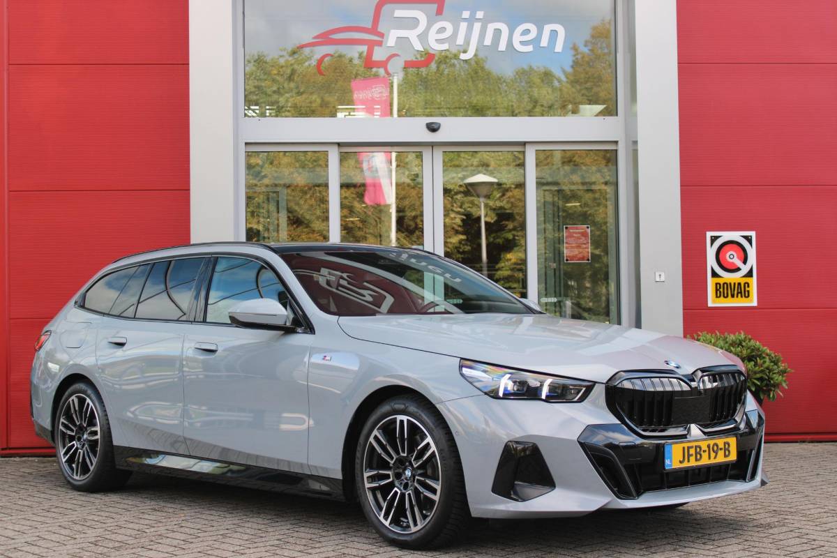 BMW 5 Serie BMW 5-serie Touring 520i M-SPORT | PANORAMA DAK | TREKHAAK ELEKTRISCH WEGKLAPBAAR | HARMAN KARDON AUDIO SYSTEM | SHADOW LINE PAKKET | ELEKTRISCH VERSTELBARE VOORSTOELEN MET GEHEUGENFUNCTIE | STOEL VENTILATIE VOOR | STOEL VERWARMING VOOR + ACHTER | 360° CAMERA | DRAADLOZE TELEFOONLADER | STAND VERWARMING | LEDEREN BEKLEDING “VEGANZA ZWART” | WARMTEWEREND GLAS | SPORT CHASSIS “M-TECHNIC” | INNOVATIE PAKKET: (HEAD UP DISPLAY/LIVE NAVIGATIE/INTERIEUR CAMERA/PARKEERSENSOREN VOOR+ACHTER/CONNECTED SERVICES) | DRAADLOZE APPLE CARPLAY/ANDROID AUTO | TRAVEL PAKKET (ELEKTRISCH BEDIENBARE ACHTERKLEP/COMFORT ACCESS/TOEGANG VIA SMARTPHONE) | DODEHOEK DETECTIE | ELEKTRISCH BEDIENBAAR STUURKOLOM |
