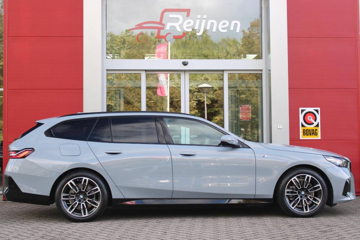 BMW 5 Serie BMW 5-serie Touring 520i M-SPORT | PANORAMA DAK | TREKHAAK ELEKTRISCH WEGKLAPBAAR | HARMAN KARDON AUDIO SYSTEM | SHADOW LINE PAKKET | ELEKTRISCH VERSTELBARE VOORSTOELEN MET GEHEUGENFUNCTIE | STOEL VENTILATIE VOOR | STOEL VERWARMING VOOR + ACHTER | 360° CAMERA | DRAADLOZE TELEFOONLADER | STAND VERWARMING | LEDEREN BEKLEDING “VEGANZA ZWART” | WARMTEWEREND GLAS | SPORT CHASSIS “M-TECHNIC” | INNOVATIE PAKKET: (HEAD UP DISPLAY/LIVE NAVIGATIE/INTERIEUR CAMERA/PARKEERSENSOREN VOOR+ACHTER/CONNECTED SERVICES) | DRAADLOZE APPLE CARPLAY/ANDROID AUTO | TRAVEL PAKKET (ELEKTRISCH BEDIENBARE ACHTERKLEP/COMFORT ACCESS/TOEGANG VIA SMARTPHONE) | DODEHOEK DETECTIE | ELEKTRISCH BEDIENBAAR STUURKOLOM |