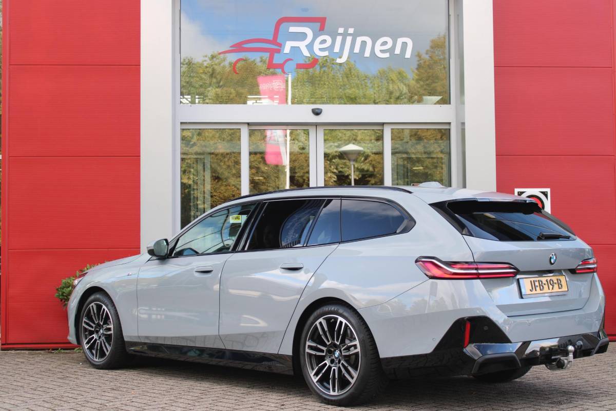 BMW 5 Serie BMW 5-serie Touring 520i M-SPORT | PANORAMA DAK | TREKHAAK ELEKTRISCH WEGKLAPBAAR | HARMAN KARDON AUDIO SYSTEM | SHADOW LINE PAKKET | ELEKTRISCH VERSTELBARE VOORSTOELEN MET GEHEUGENFUNCTIE | STOEL VENTILATIE VOOR | STOEL VERWARMING VOOR + ACHTER | 360° CAMERA | DRAADLOZE TELEFOONLADER | STAND VERWARMING | LEDEREN BEKLEDING “VEGANZA ZWART” | WARMTEWEREND GLAS | SPORT CHASSIS “M-TECHNIC” | INNOVATIE PAKKET: (HEAD UP DISPLAY/LIVE NAVIGATIE/INTERIEUR CAMERA/PARKEERSENSOREN VOOR+ACHTER/CONNECTED SERVICES) | DRAADLOZE APPLE CARPLAY/ANDROID AUTO | TRAVEL PAKKET (ELEKTRISCH BEDIENBARE ACHTERKLEP/COMFORT ACCESS/TOEGANG VIA SMARTPHONE) | DODEHOEK DETECTIE | ELEKTRISCH BEDIENBAAR STUURKOLOM |