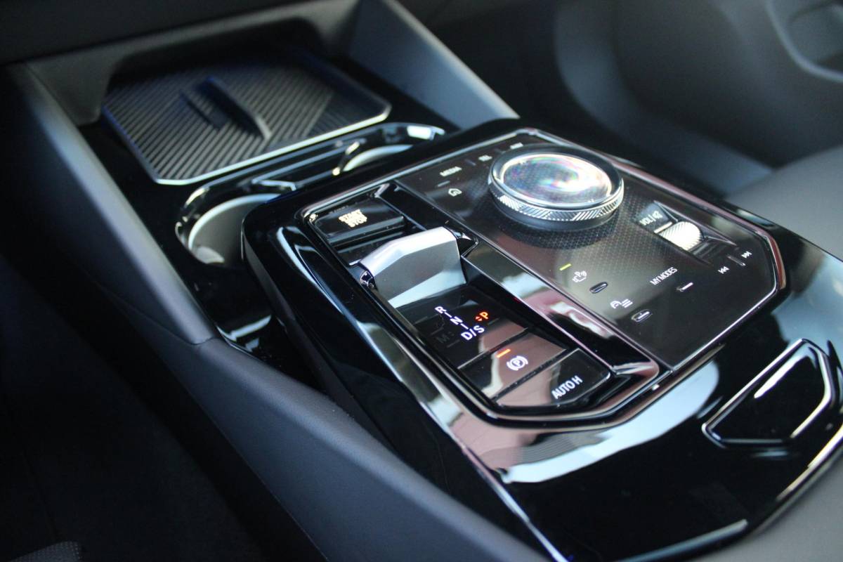 BMW 5 Serie BMW 5-serie Touring 520i M-SPORT | PANORAMA DAK | TREKHAAK ELEKTRISCH WEGKLAPBAAR | HARMAN KARDON AUDIO SYSTEM | SHADOW LINE PAKKET | ELEKTRISCH VERSTELBARE VOORSTOELEN MET GEHEUGENFUNCTIE | STOEL VENTILATIE VOOR | STOEL VERWARMING VOOR + ACHTER | 360° CAMERA | DRAADLOZE TELEFOONLADER | STAND VERWARMING | LEDEREN BEKLEDING “VEGANZA ZWART” | WARMTEWEREND GLAS | SPORT CHASSIS “M-TECHNIC” | INNOVATIE PAKKET: (HEAD UP DISPLAY/LIVE NAVIGATIE/INTERIEUR CAMERA/PARKEERSENSOREN VOOR+ACHTER/CONNECTED SERVICES) | DRAADLOZE APPLE CARPLAY/ANDROID AUTO | TRAVEL PAKKET (ELEKTRISCH BEDIENBARE ACHTERKLEP/COMFORT ACCESS/TOEGANG VIA SMARTPHONE) | DODEHOEK DETECTIE | ELEKTRISCH BEDIENBAAR STUURKOLOM |