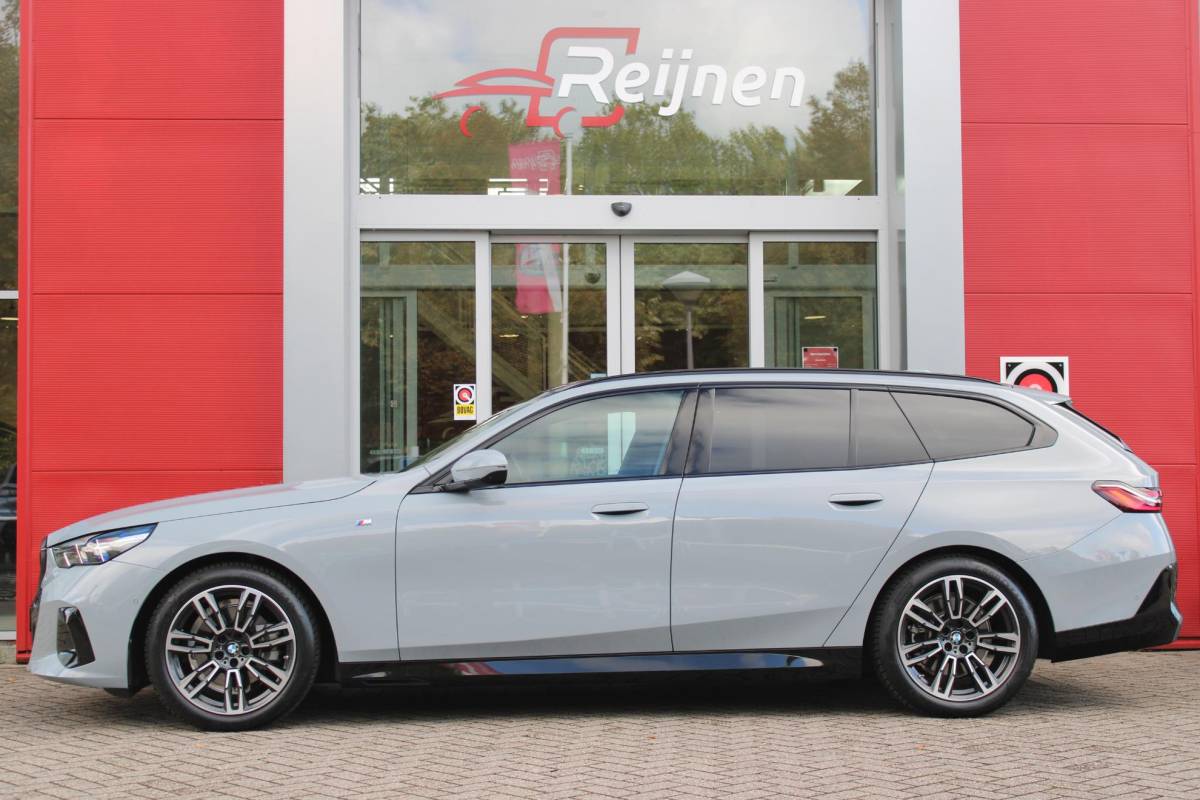 BMW 5 Serie BMW 5-serie Touring 520i M-SPORT | PANORAMA DAK | TREKHAAK ELEKTRISCH WEGKLAPBAAR | HARMAN KARDON AUDIO SYSTEM | SHADOW LINE PAKKET | ELEKTRISCH VERSTELBARE VOORSTOELEN MET GEHEUGENFUNCTIE | STOEL VENTILATIE VOOR | STOEL VERWARMING VOOR + ACHTER | 360° CAMERA | DRAADLOZE TELEFOONLADER | STAND VERWARMING | LEDEREN BEKLEDING “VEGANZA ZWART” | WARMTEWEREND GLAS | SPORT CHASSIS “M-TECHNIC” | INNOVATIE PAKKET: (HEAD UP DISPLAY/LIVE NAVIGATIE/INTERIEUR CAMERA/PARKEERSENSOREN VOOR+ACHTER/CONNECTED SERVICES) | DRAADLOZE APPLE CARPLAY/ANDROID AUTO | TRAVEL PAKKET (ELEKTRISCH BEDIENBARE ACHTERKLEP/COMFORT ACCESS/TOEGANG VIA SMARTPHONE) | DODEHOEK DETECTIE | ELEKTRISCH BEDIENBAAR STUURKOLOM |