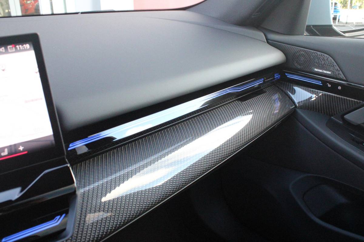 BMW 5 Serie BMW 5-serie Touring 520i M-SPORT | PANORAMA DAK | TREKHAAK ELEKTRISCH WEGKLAPBAAR | HARMAN KARDON AUDIO SYSTEM | SHADOW LINE PAKKET | ELEKTRISCH VERSTELBARE VOORSTOELEN MET GEHEUGENFUNCTIE | STOEL VENTILATIE VOOR | STOEL VERWARMING VOOR + ACHTER | 360° CAMERA | DRAADLOZE TELEFOONLADER | STAND VERWARMING | LEDEREN BEKLEDING “VEGANZA ZWART” | WARMTEWEREND GLAS | SPORT CHASSIS “M-TECHNIC” | INNOVATIE PAKKET: (HEAD UP DISPLAY/LIVE NAVIGATIE/INTERIEUR CAMERA/PARKEERSENSOREN VOOR+ACHTER/CONNECTED SERVICES) | DRAADLOZE APPLE CARPLAY/ANDROID AUTO | TRAVEL PAKKET (ELEKTRISCH BEDIENBARE ACHTERKLEP/COMFORT ACCESS/TOEGANG VIA SMARTPHONE) | DODEHOEK DETECTIE | ELEKTRISCH BEDIENBAAR STUURKOLOM |