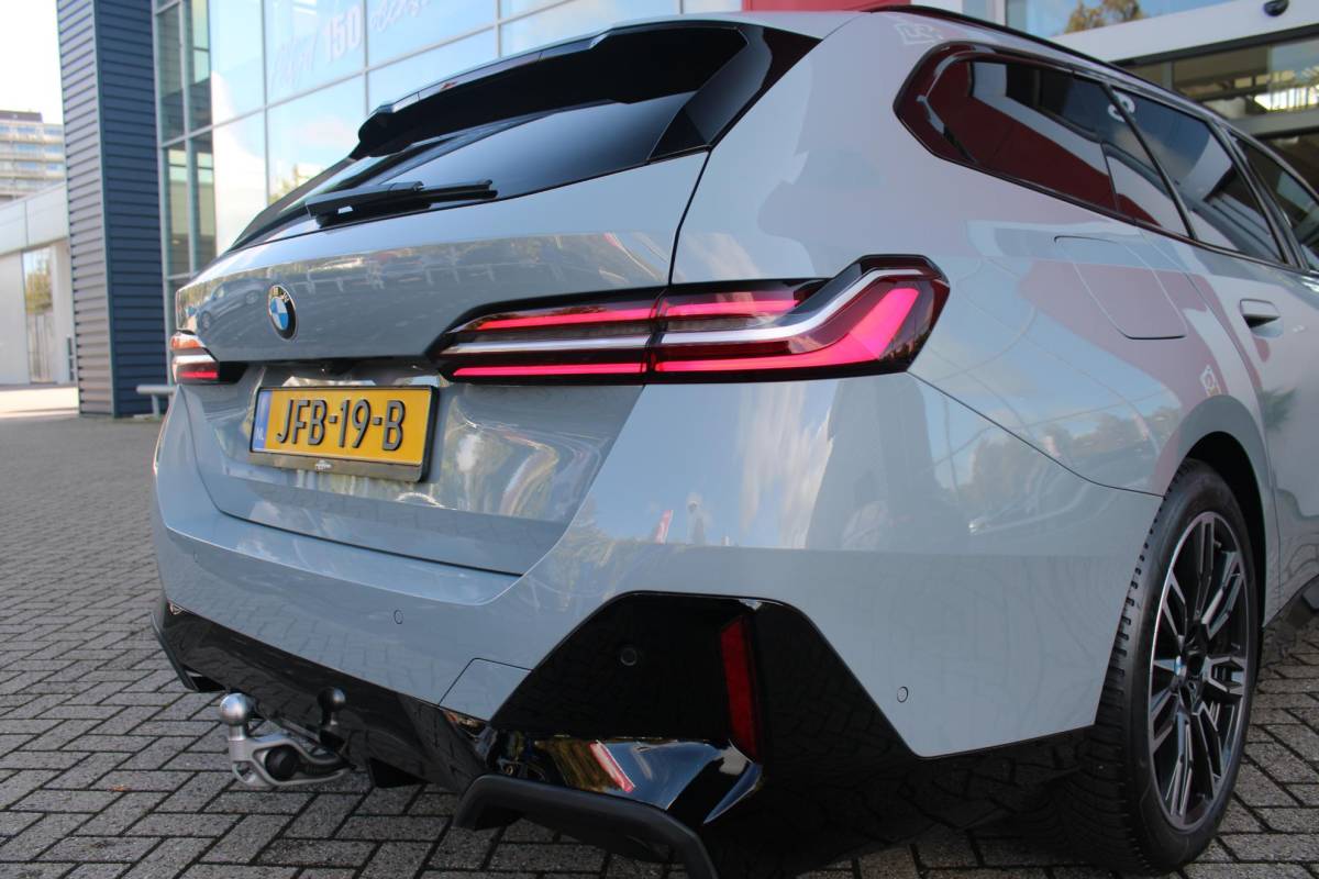BMW 5 Serie BMW 5-serie Touring 520i M-SPORT | PANORAMA DAK | TREKHAAK ELEKTRISCH WEGKLAPBAAR | HARMAN KARDON AUDIO SYSTEM | SHADOW LINE PAKKET | ELEKTRISCH VERSTELBARE VOORSTOELEN MET GEHEUGENFUNCTIE | STOEL VENTILATIE VOOR | STOEL VERWARMING VOOR + ACHTER | 360° CAMERA | DRAADLOZE TELEFOONLADER | STAND VERWARMING | LEDEREN BEKLEDING “VEGANZA ZWART” | WARMTEWEREND GLAS | SPORT CHASSIS “M-TECHNIC” | INNOVATIE PAKKET: (HEAD UP DISPLAY/LIVE NAVIGATIE/INTERIEUR CAMERA/PARKEERSENSOREN VOOR+ACHTER/CONNECTED SERVICES) | DRAADLOZE APPLE CARPLAY/ANDROID AUTO | TRAVEL PAKKET (ELEKTRISCH BEDIENBARE ACHTERKLEP/COMFORT ACCESS/TOEGANG VIA SMARTPHONE) | DODEHOEK DETECTIE | ELEKTRISCH BEDIENBAAR STUURKOLOM |