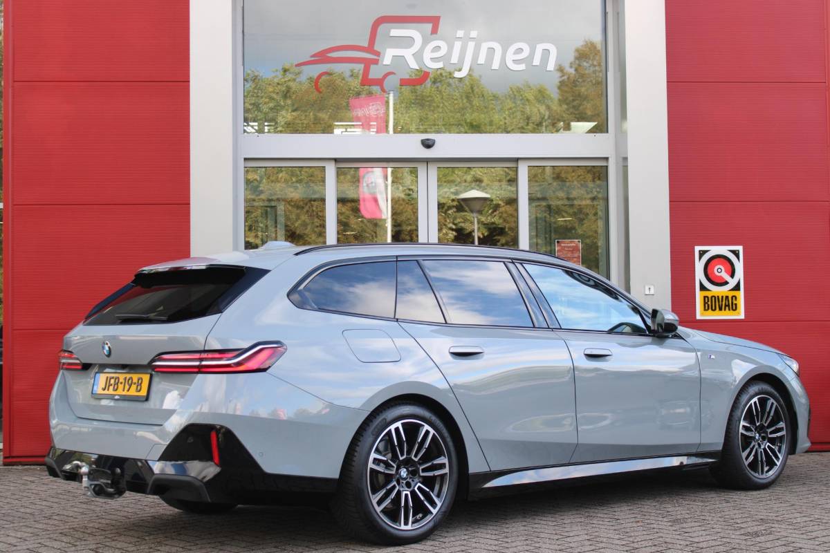BMW 5 Serie BMW 5-serie Touring 520i M-SPORT | PANORAMA DAK | TREKHAAK ELEKTRISCH WEGKLAPBAAR | HARMAN KARDON AUDIO SYSTEM | SHADOW LINE PAKKET | ELEKTRISCH VERSTELBARE VOORSTOELEN MET GEHEUGENFUNCTIE | STOEL VENTILATIE VOOR | STOEL VERWARMING VOOR + ACHTER | 360° CAMERA | DRAADLOZE TELEFOONLADER | STAND VERWARMING | LEDEREN BEKLEDING “VEGANZA ZWART” | WARMTEWEREND GLAS | SPORT CHASSIS “M-TECHNIC” | INNOVATIE PAKKET: (HEAD UP DISPLAY/LIVE NAVIGATIE/INTERIEUR CAMERA/PARKEERSENSOREN VOOR+ACHTER/CONNECTED SERVICES) | DRAADLOZE APPLE CARPLAY/ANDROID AUTO | TRAVEL PAKKET (ELEKTRISCH BEDIENBARE ACHTERKLEP/COMFORT ACCESS/TOEGANG VIA SMARTPHONE) | DODEHOEK DETECTIE | ELEKTRISCH BEDIENBAAR STUURKOLOM |